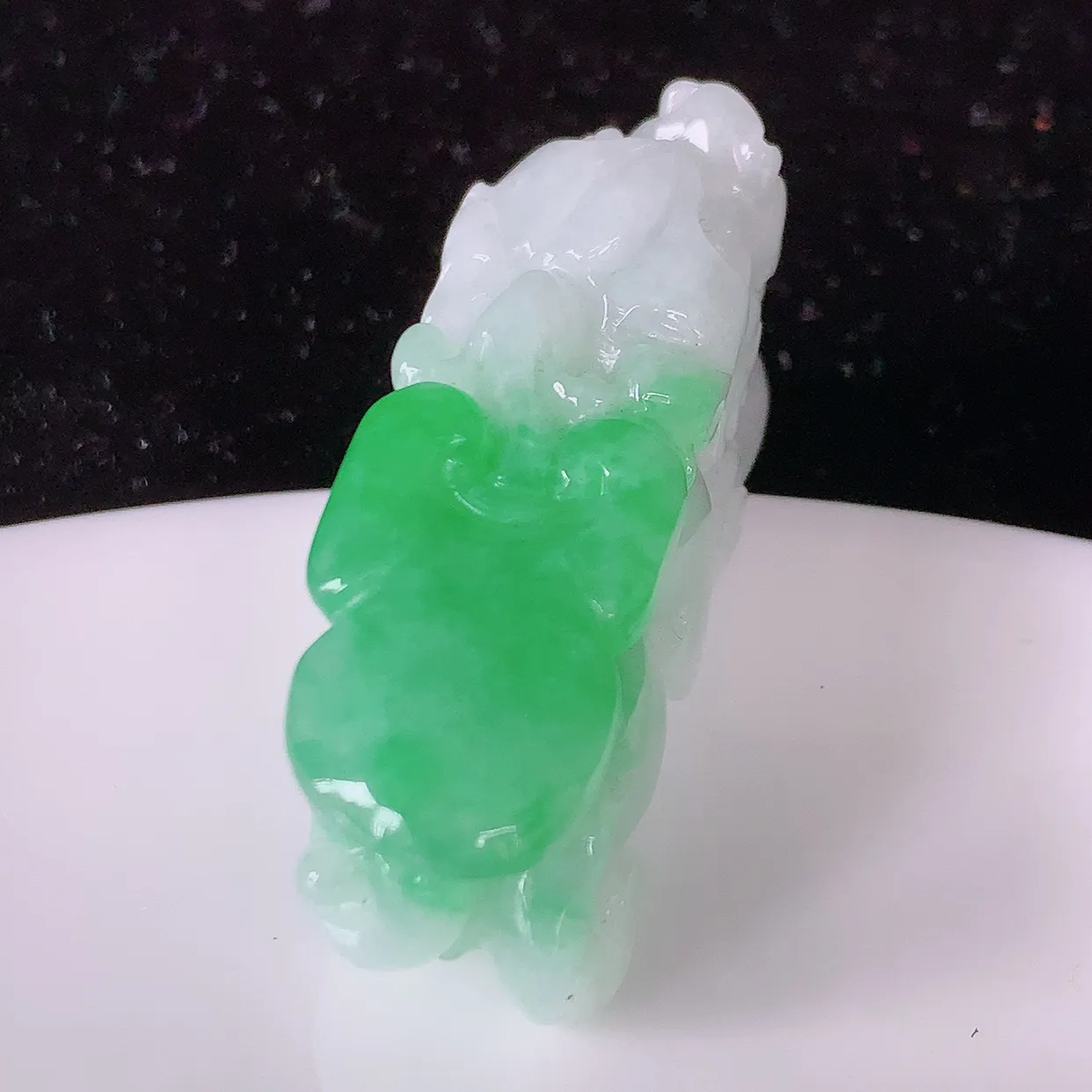 自然光实拍，冰润飘绿招财貔貅吊坠， 民间有“一摸貔貅运程旺盛，再摸貔貅财运滚滚，三摸貔貅平步青云 ”的美好祝愿。#81.10