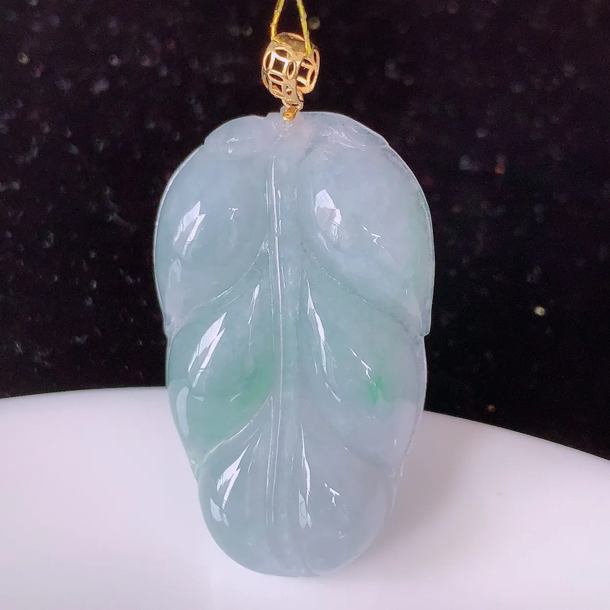 18K金镶嵌冰春带彩翡翠叶子吊坠 ，种水足，色泽清新，工艺精湛，叶子寓意美好；金枝玉叶，事业5.18