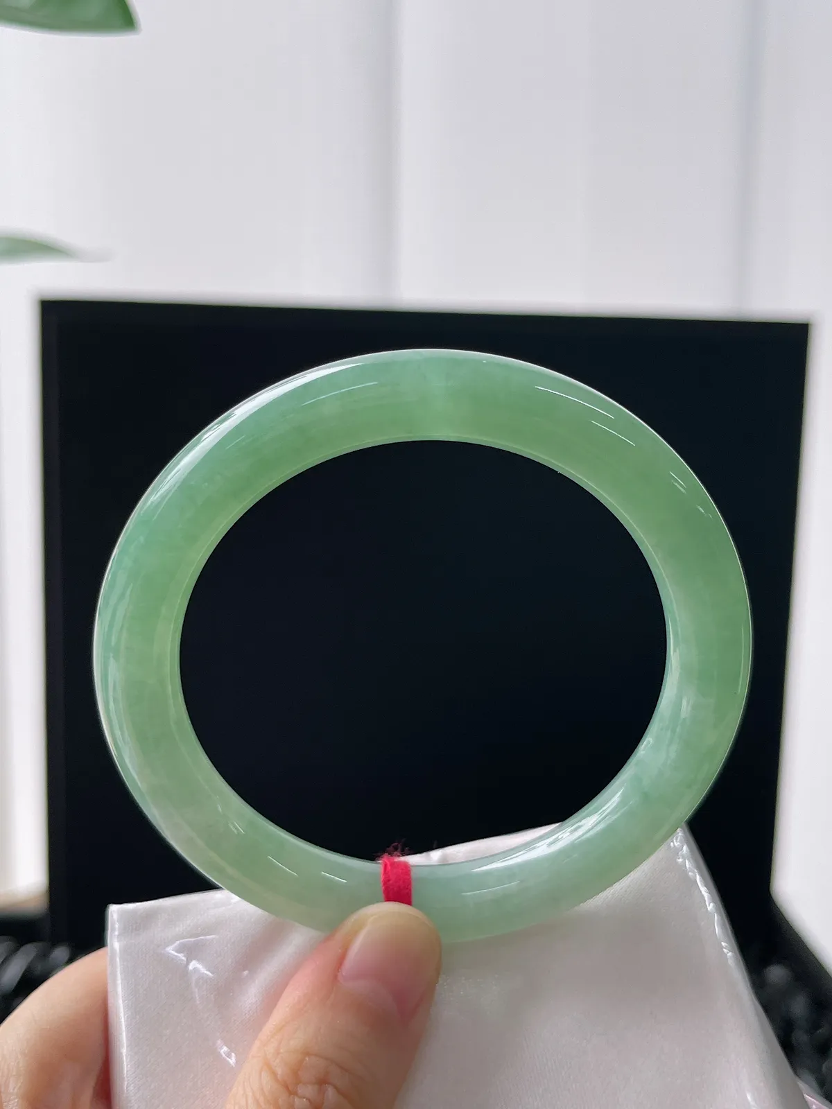 圆镯57圈口，翡翠冰糯种浅绿色手镯