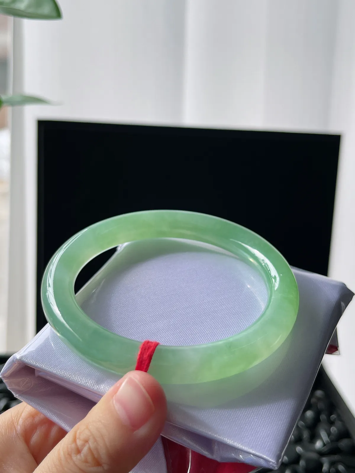 圆镯60圈口，翡翠冰糯种绿色手镯