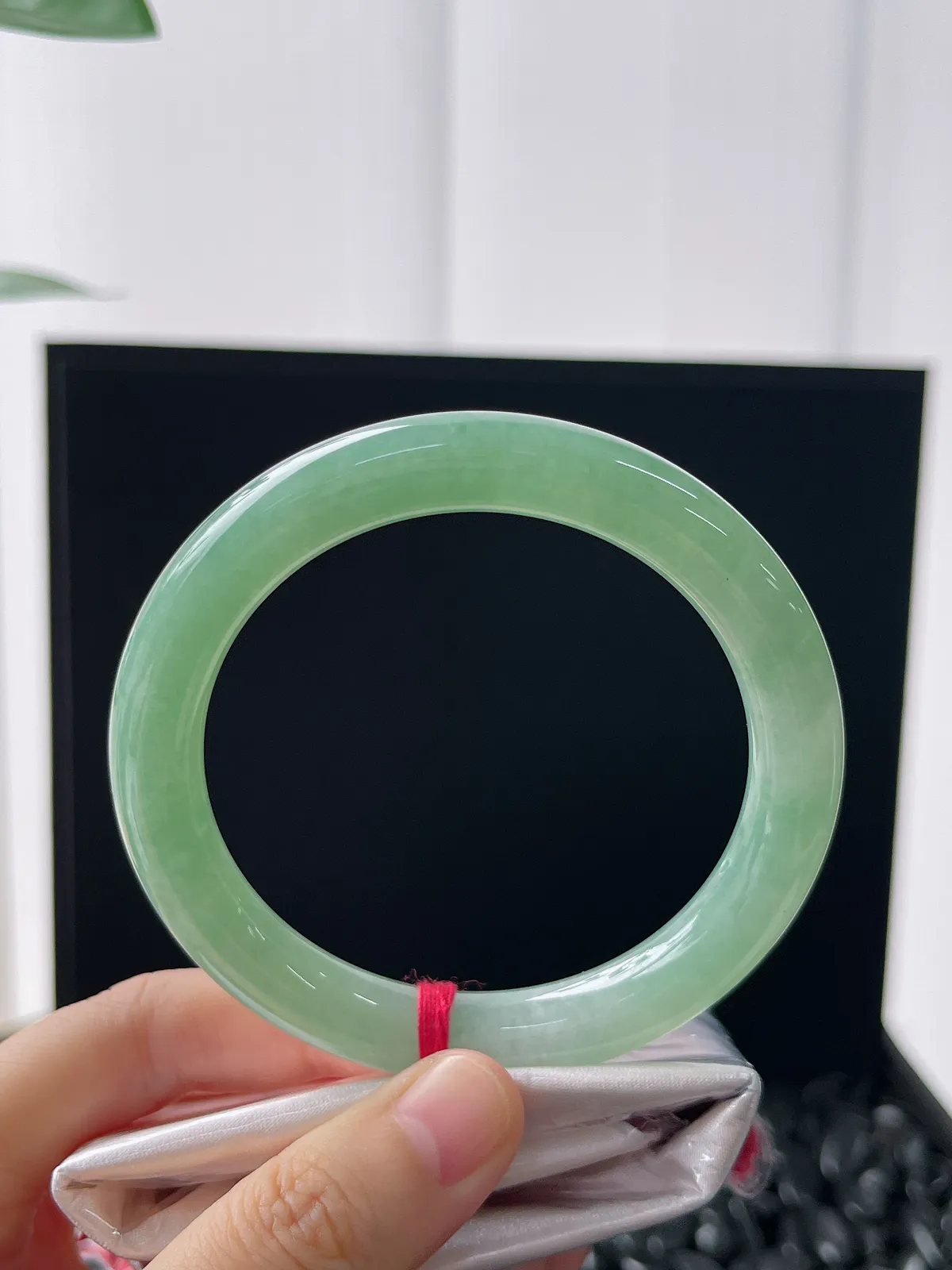 圆镯57圈口，翡翠冰糯种浅绿色手镯