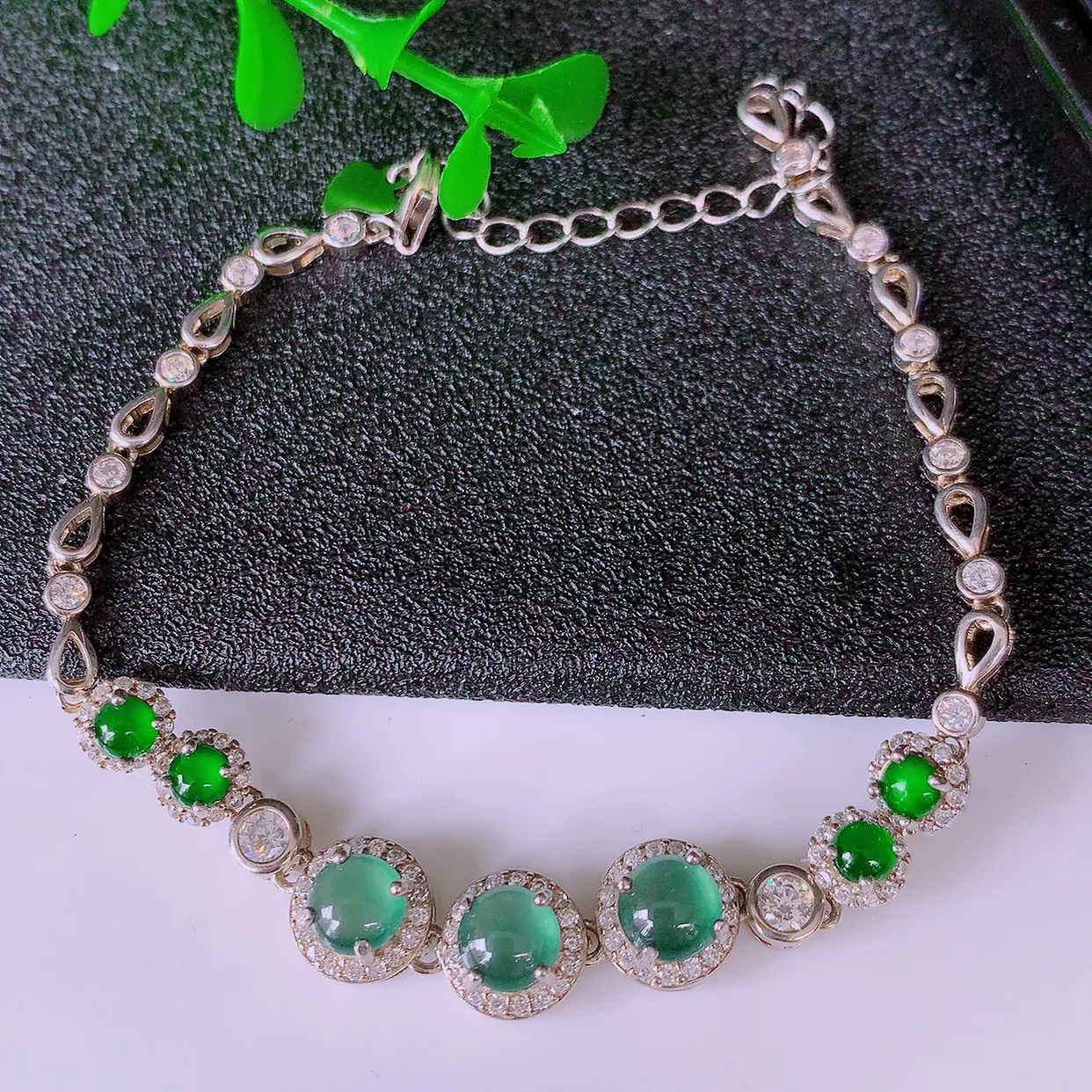 冰透满绿翡翠925银镶嵌手链，自然光实拍，翠色灵动，颜色漂亮，种老水足，品相佳，佩戴佳品！#97.10取一整体8*8*5.6裸石5.2*5.2