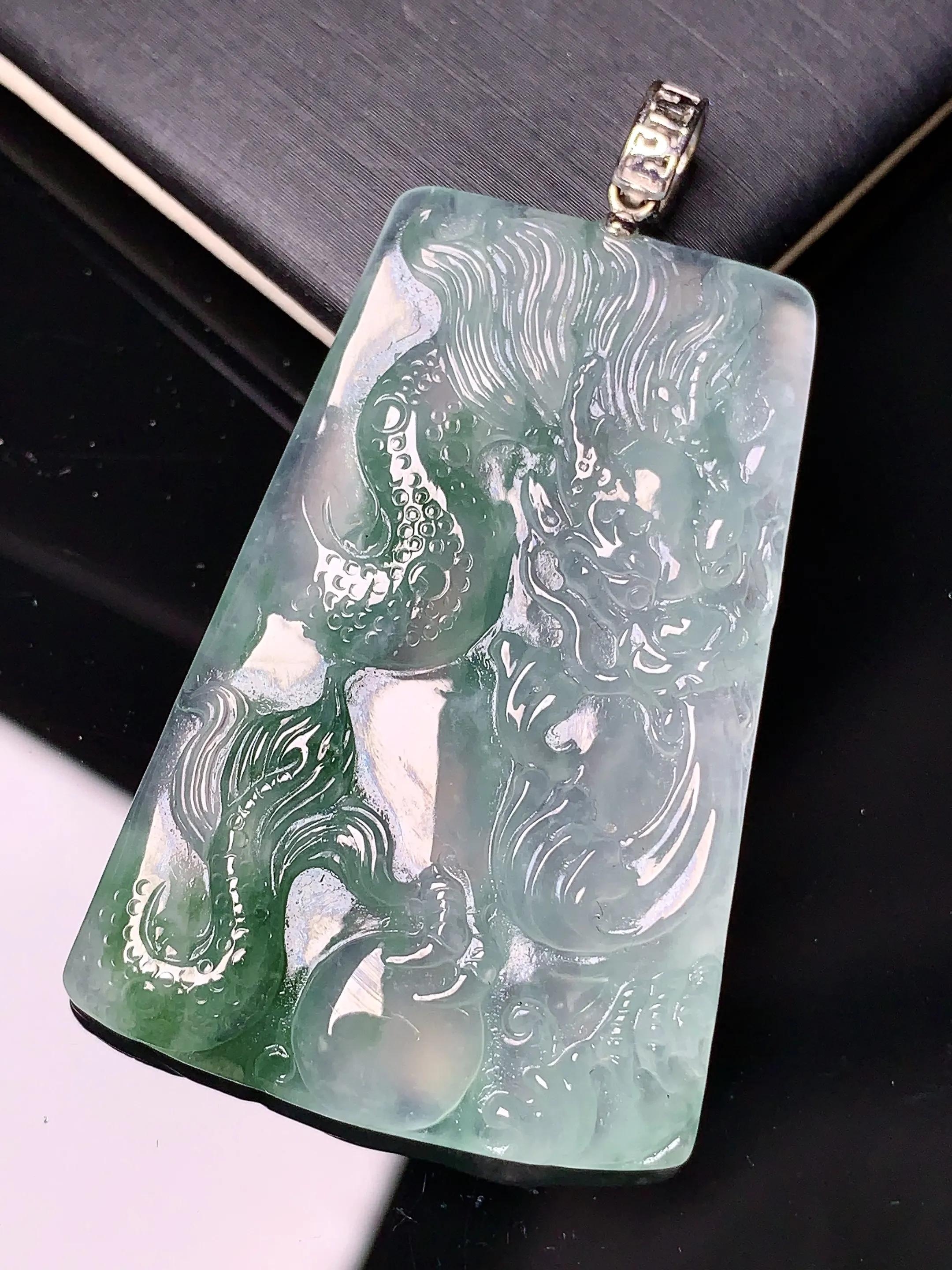 18k金镶嵌飘绿龙牌吊坠 玉质细腻 色泽清新艳丽 整体尺寸44*29.2*4.7