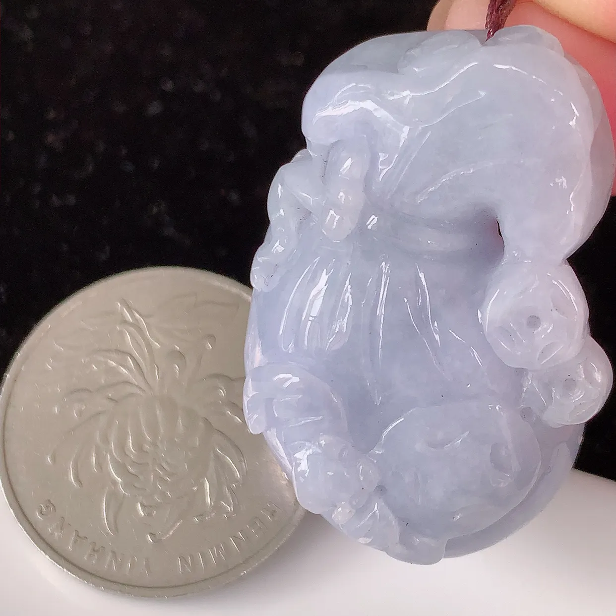 自然光实拍，紫罗兰翡翠招财钱袋子吊坠，寓意“代代有福，代代有财，腰缠万贯”玉质细腻，佩戴效果佳！#05.10