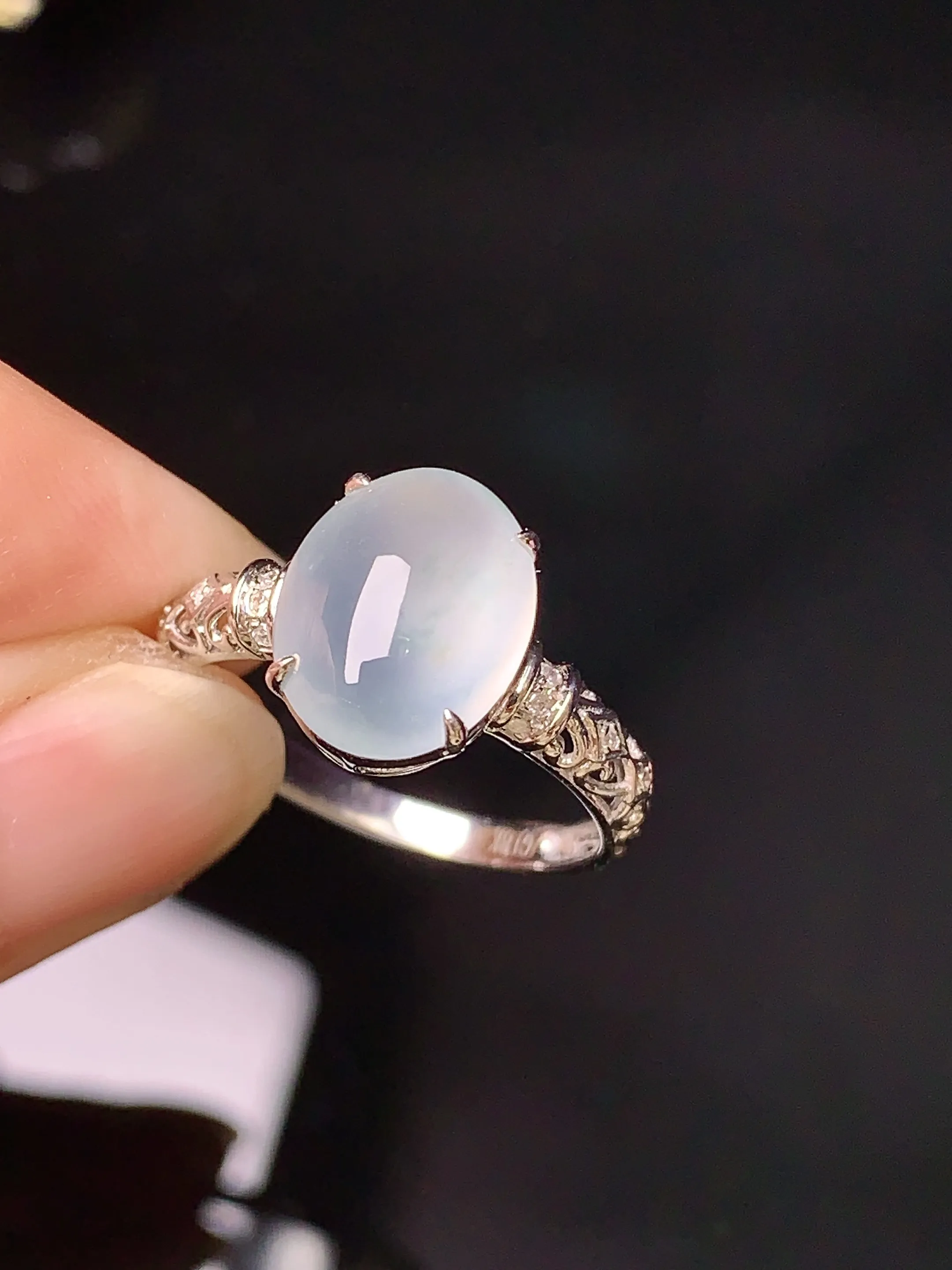 18k金钻镶嵌冰种蛋面戒指 玉质细腻 色泽清新艳丽 圈口14 裸石尺寸11*8.6*4.6