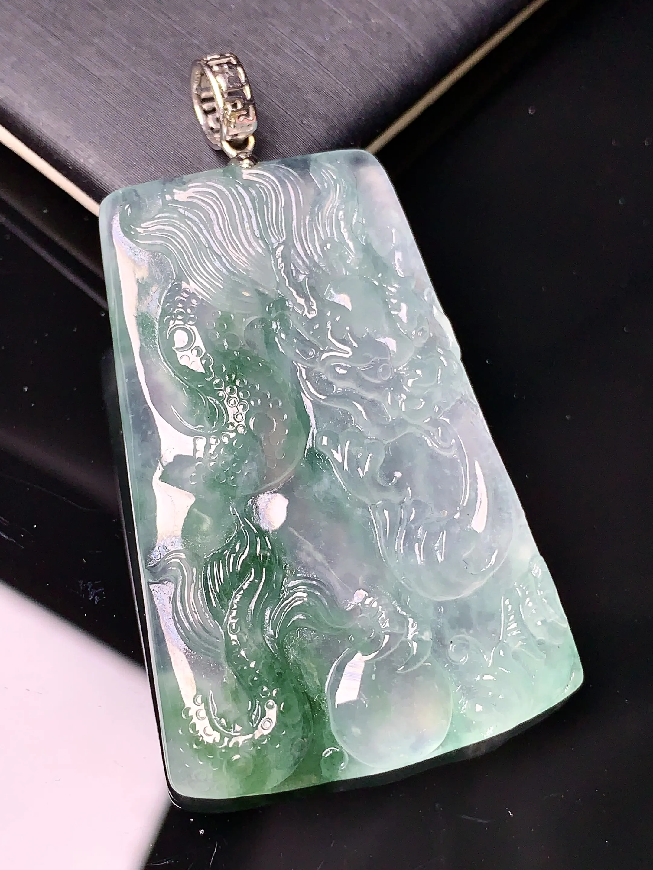 18k金镶嵌飘绿龙牌吊坠 玉质细腻 色泽清新艳丽 整体尺寸44*29.2*4.7