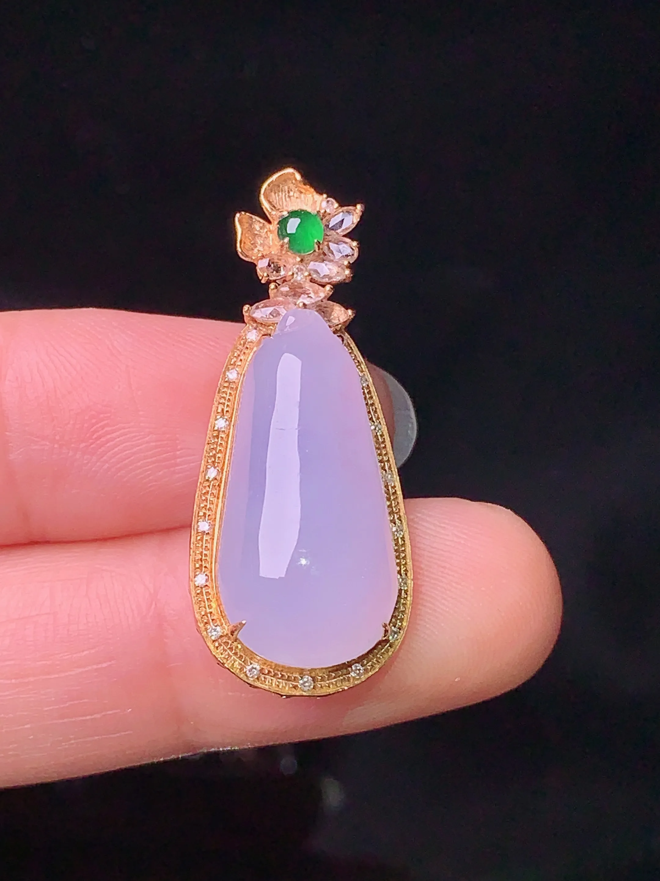 18k金钻镶嵌紫罗兰福瓜吊坠 玉质细腻 色泽清新艳丽 整体尺寸31.7*13.2*8.2