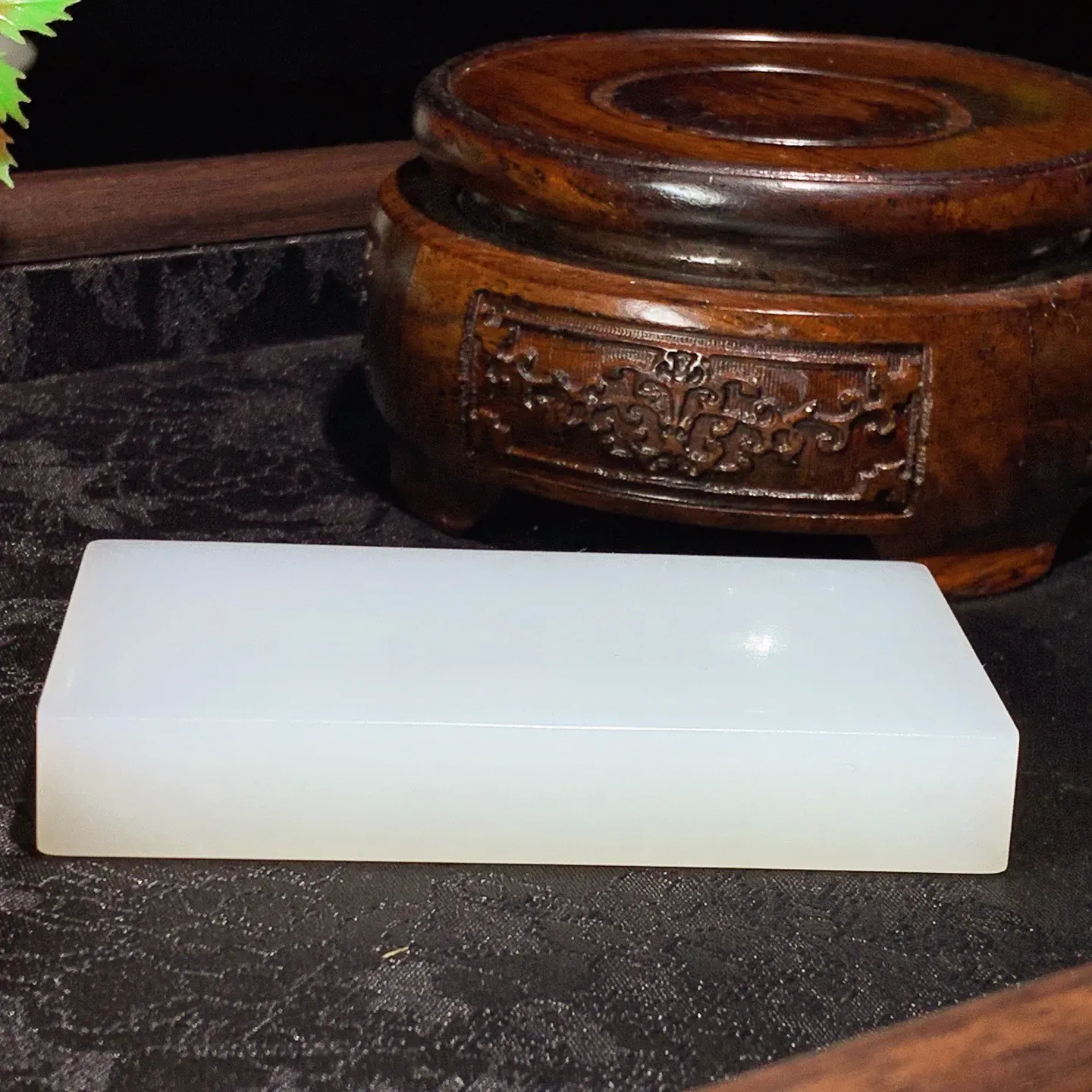 新疆和田玉羊脂白平安无事牌手把牌。尺寸87/47/15重167.5克。白度一级。无裂无杂玉质细腻油润。手推出油。佩戴高端典雅。lt251111