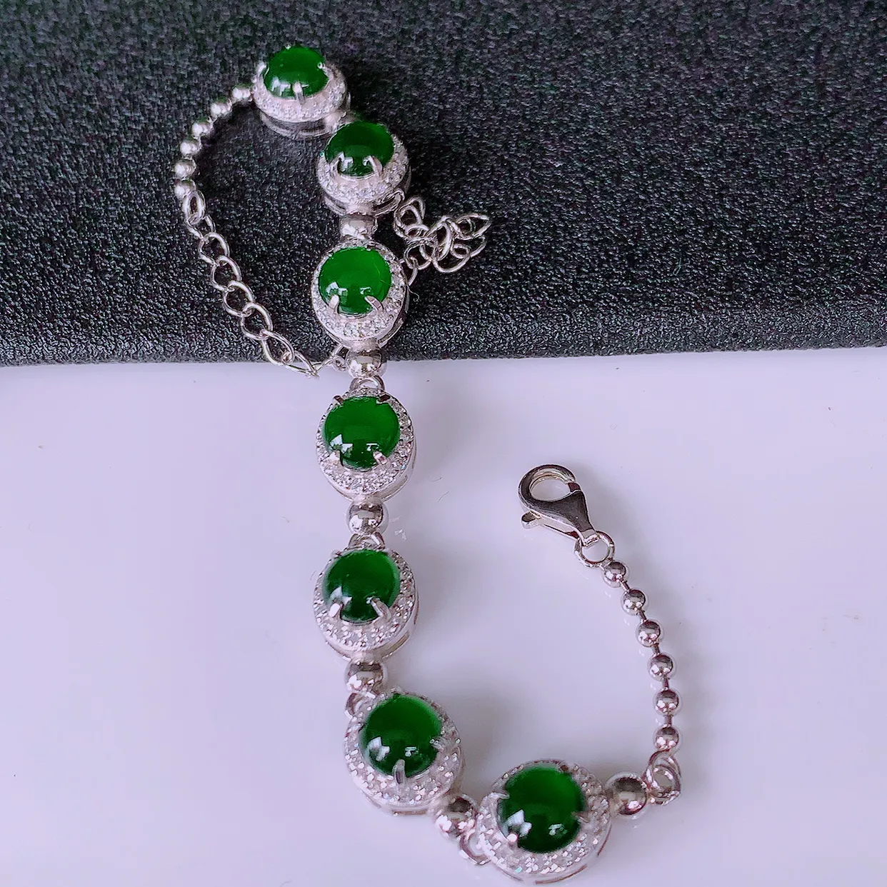 冰透满绿翡翠925银镶嵌手链，自然光实拍，翠色灵动，颜色漂亮，种老水足，品相佳，佩戴佳品！#97.10取一整体7.5*8.8*5.5裸石5.5*5.5