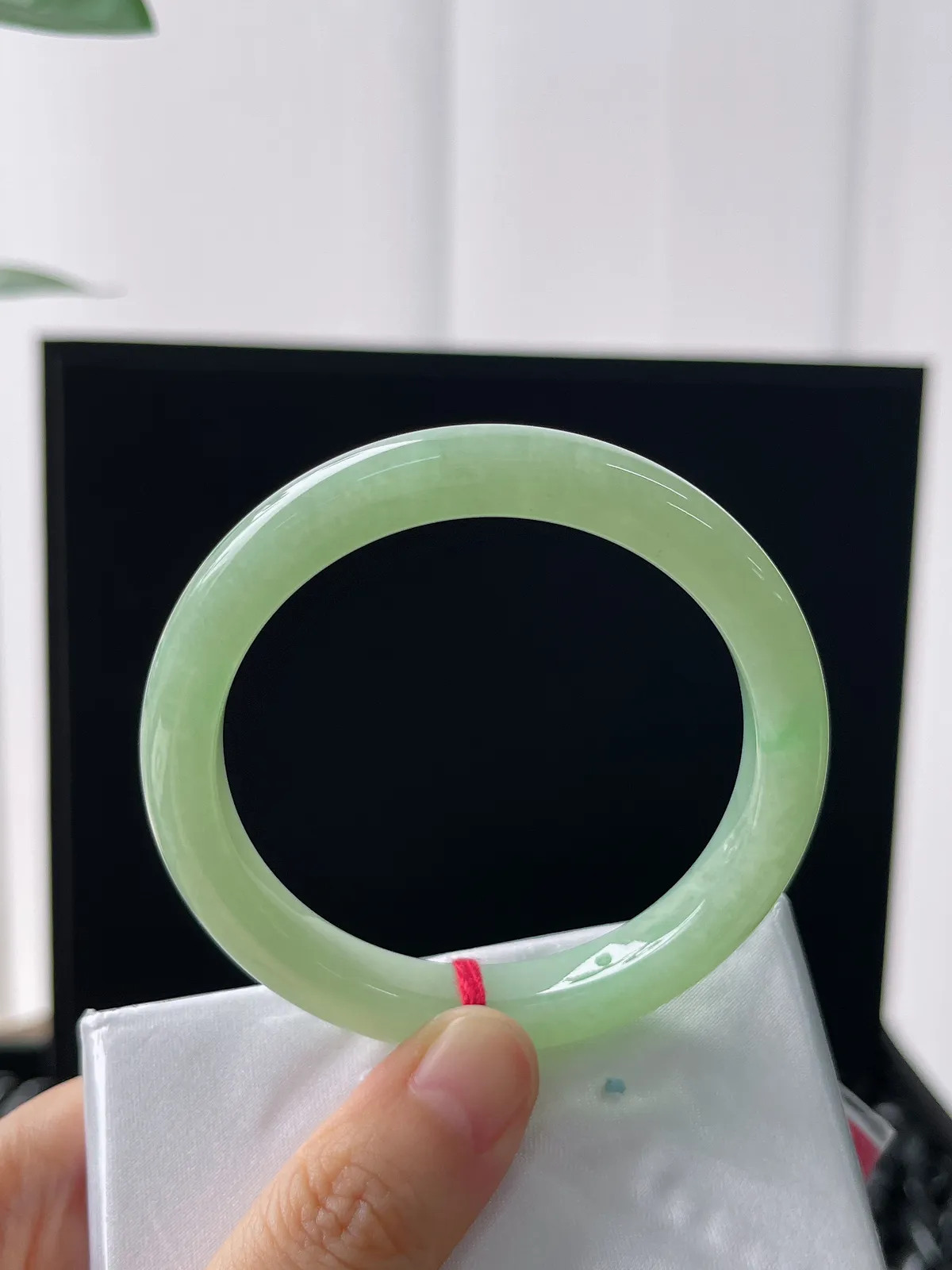 正圈52圈口，翡翠冰糯种浅绿色手镯