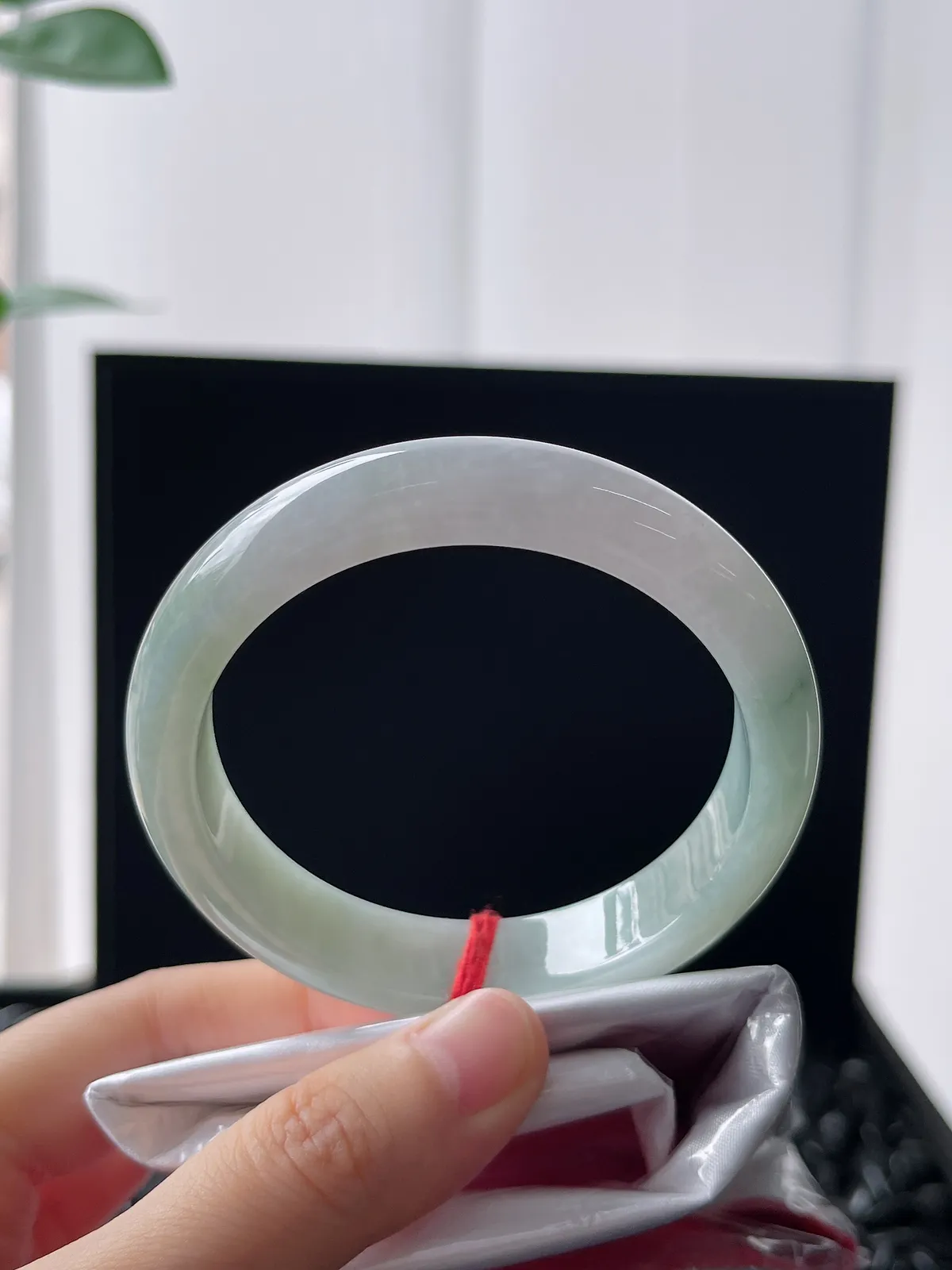 正圈55.8圈口，翡翠糯化种浅绿色手镯