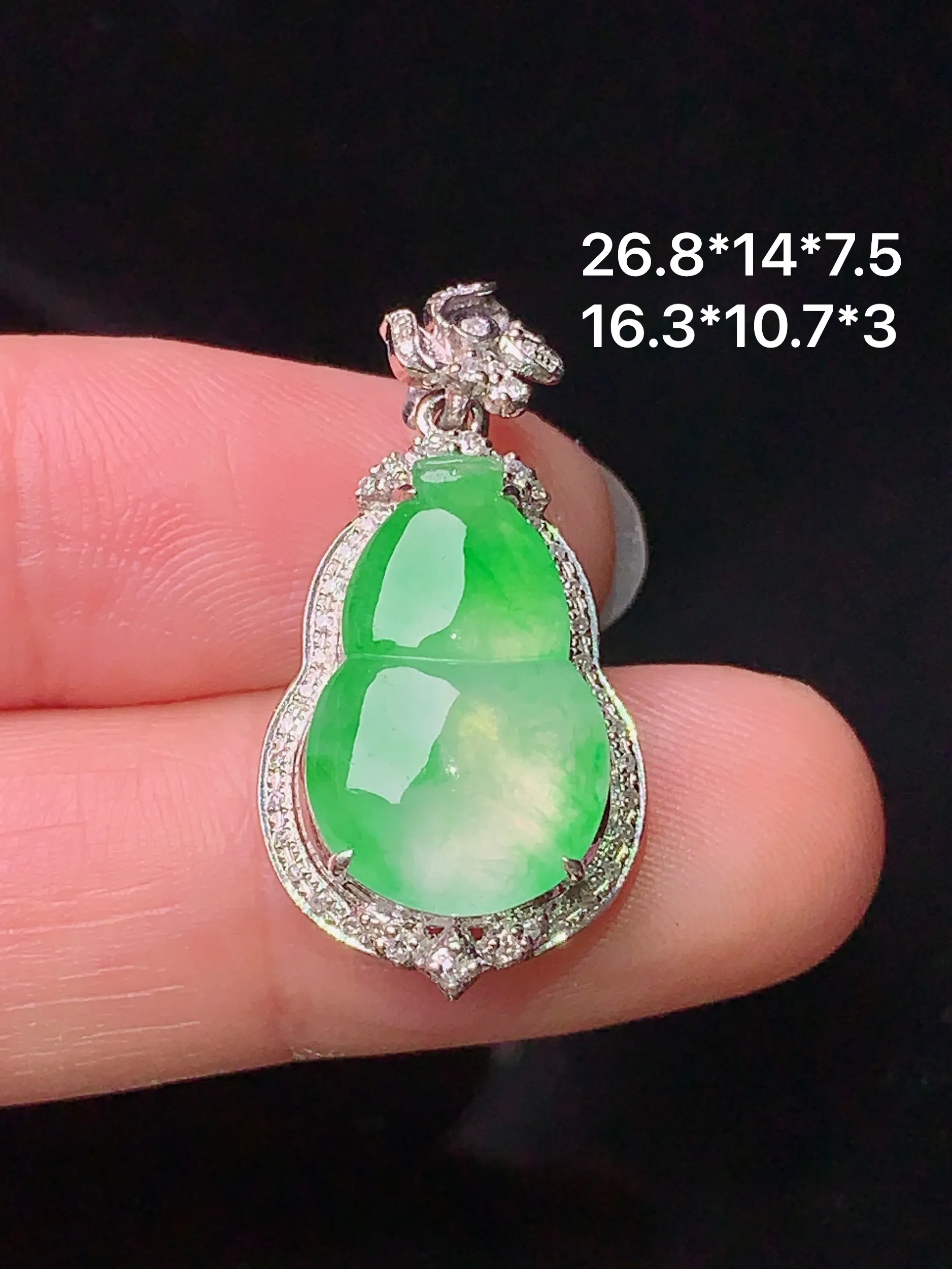 18k金钻镶嵌翠绿葫芦吊坠 玉质细腻 色泽清新艳丽 整体尺寸26.8*14*7.5