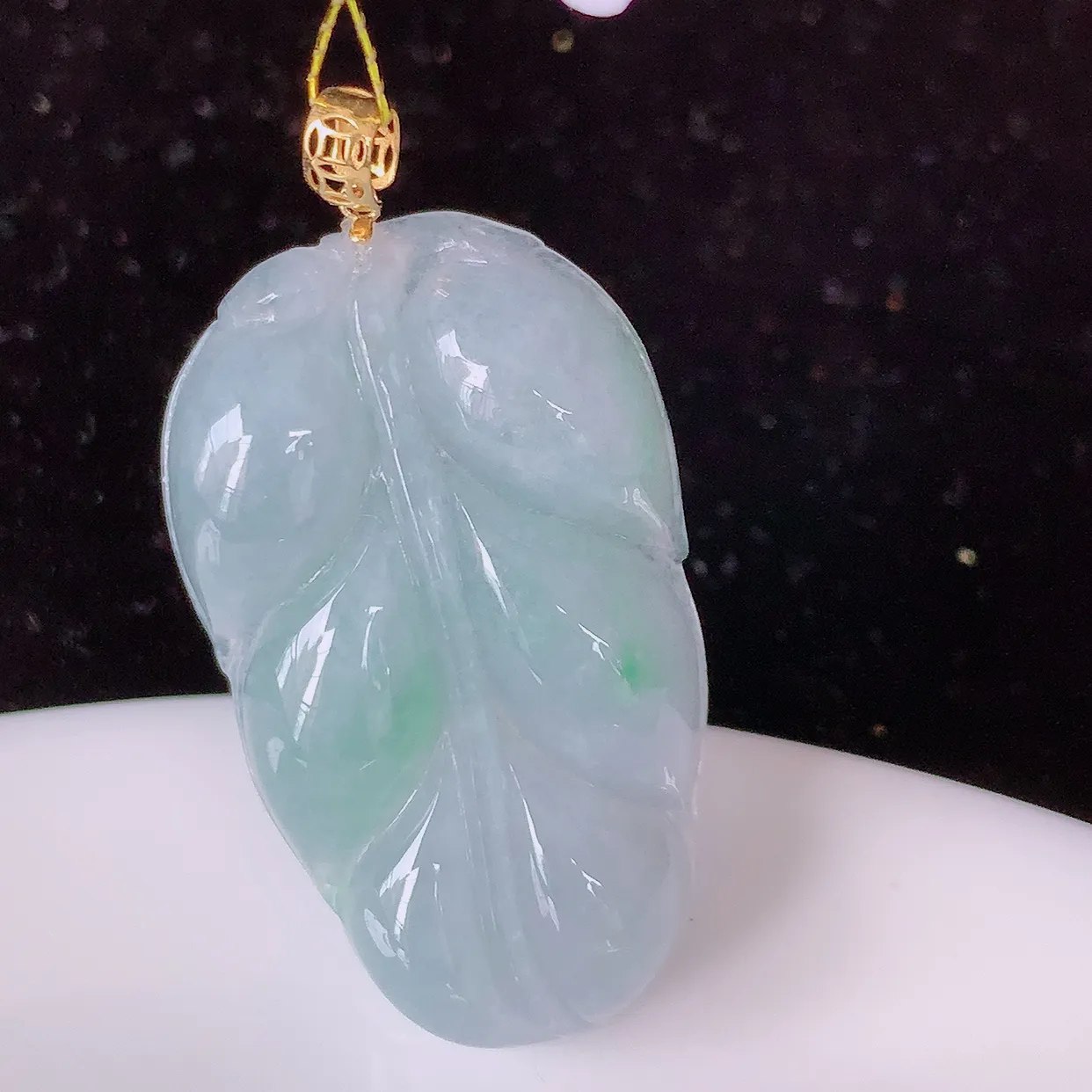 18K金镶嵌冰春带彩翡翠叶子吊坠 ，种水足，色泽清新，工艺精湛，叶子寓意美好；金枝玉叶，事业5.18有成。#