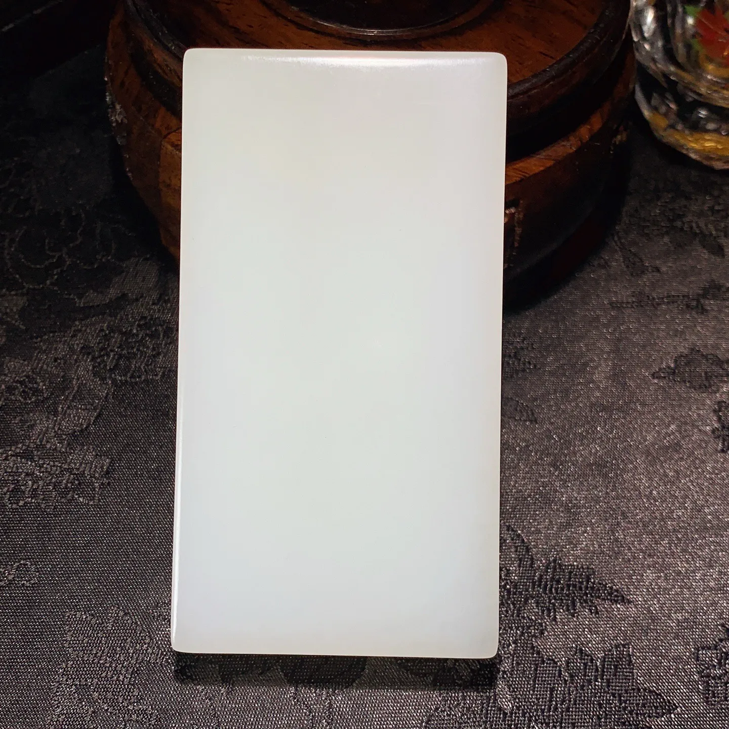 新疆和田玉羊脂白平安无事牌手把牌。尺寸87/47/15重167.5克。白度一级。无裂无杂玉质细腻油润。手推出油。佩戴高端典雅。lt251111