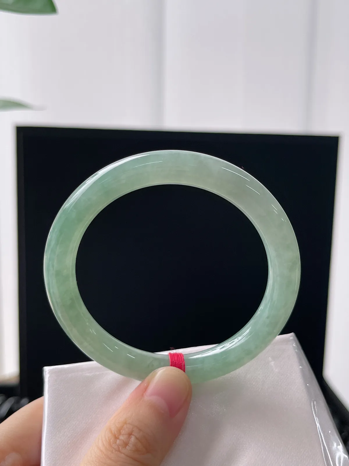 圆镯53.2圈口，翡翠冰糯种淡绿色手镯