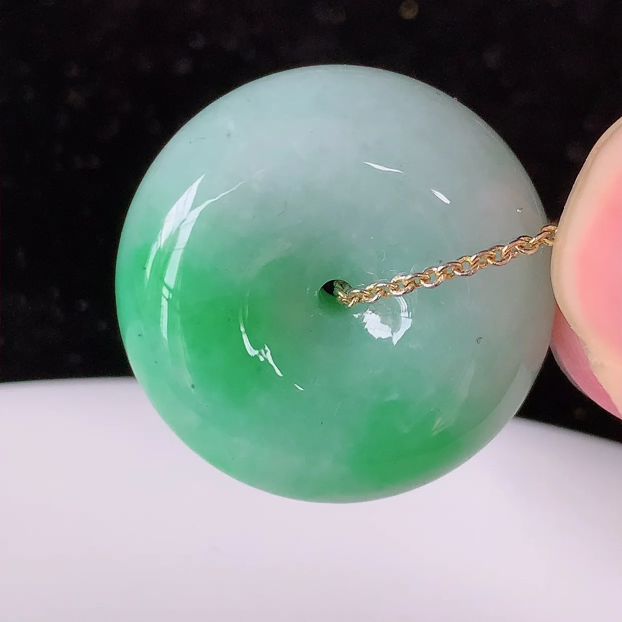 自然光实拍，冰润飘绿翡翠平安扣吊坠，形体饱满圆润，平安扣肥嘟嘟的，平平安安，平安扣种水很好，配戴精美！#05.10