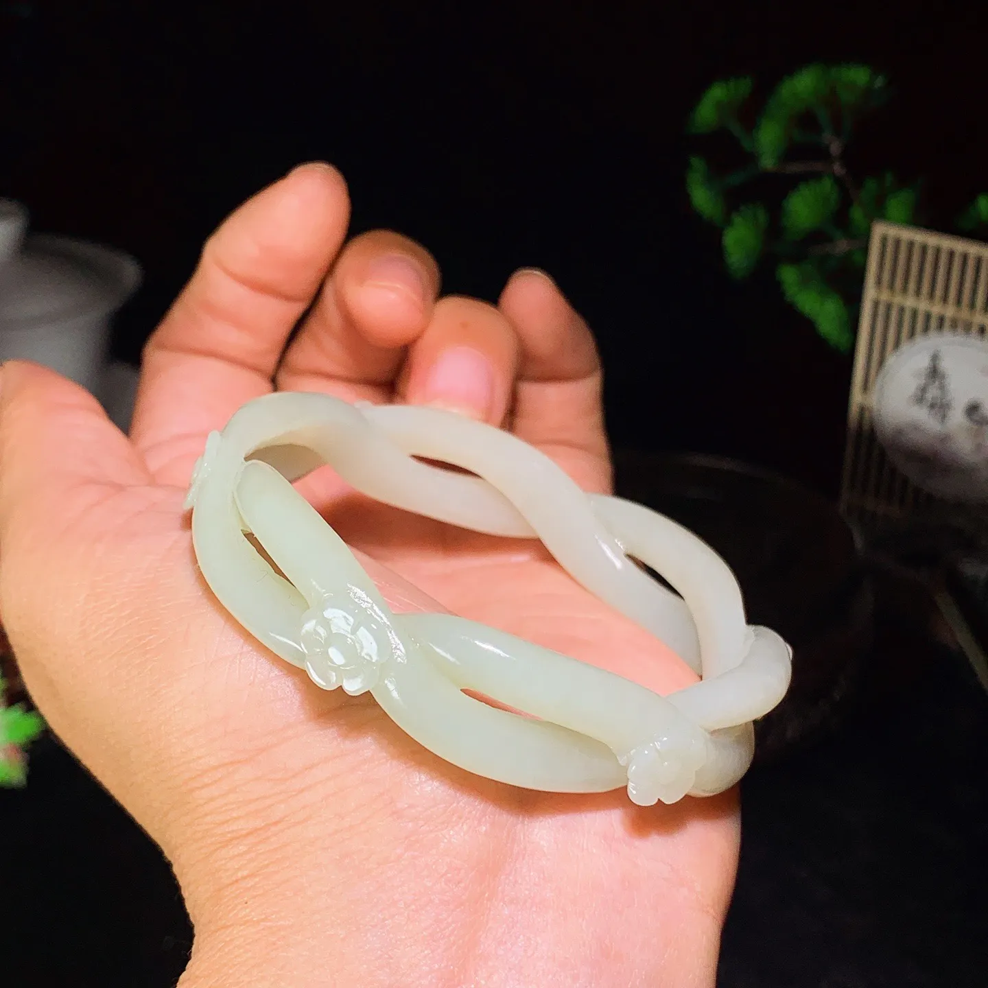 57圈口新疆和田玉白玉花开富贵手镯。57圈口条宽10厚8重34.5克。玉质细腻油润。手推出油。佩戴高端典雅。lt251111