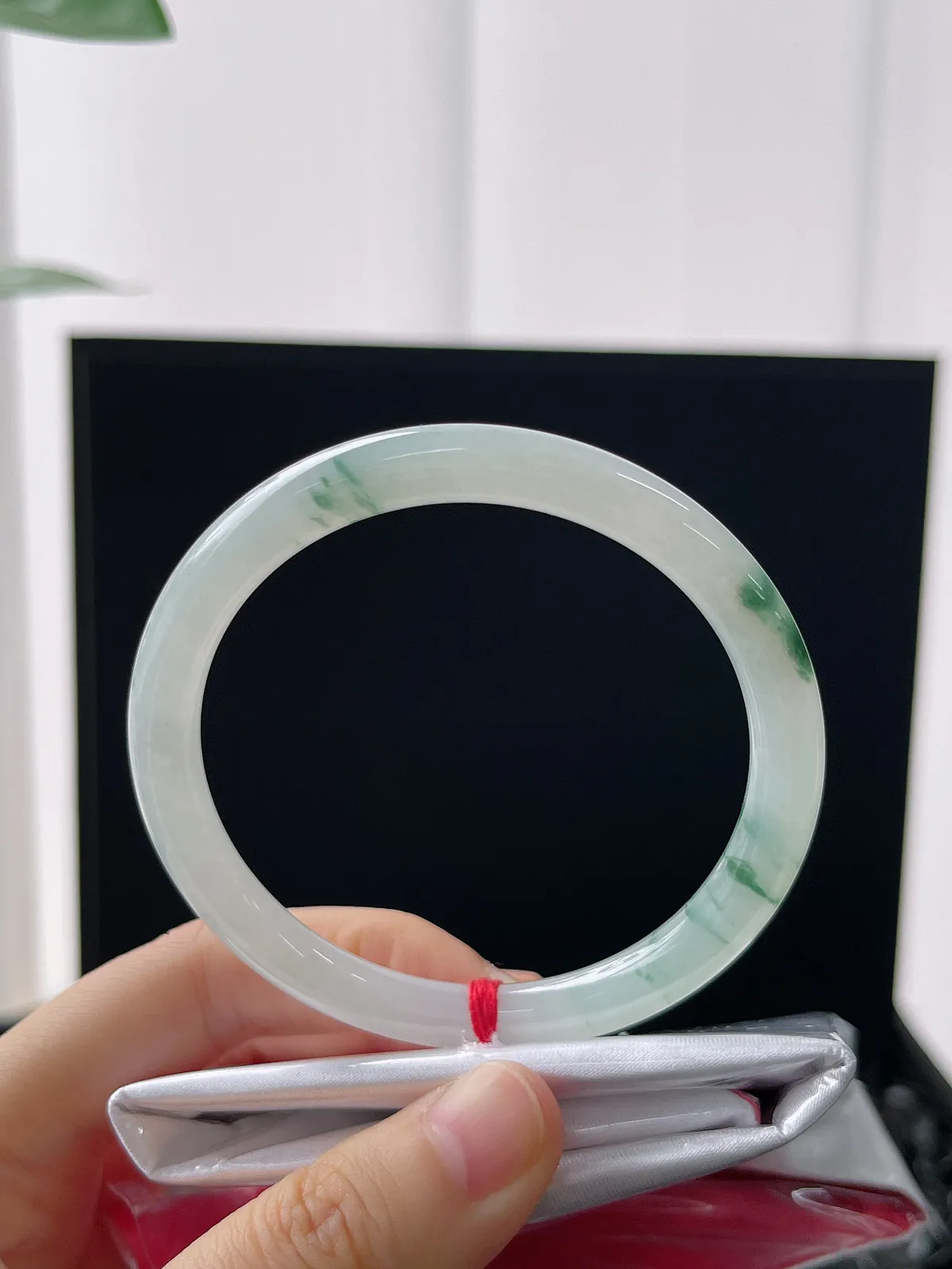 圆镯54.8圈口，翡翠冰糯种飘绿手镯