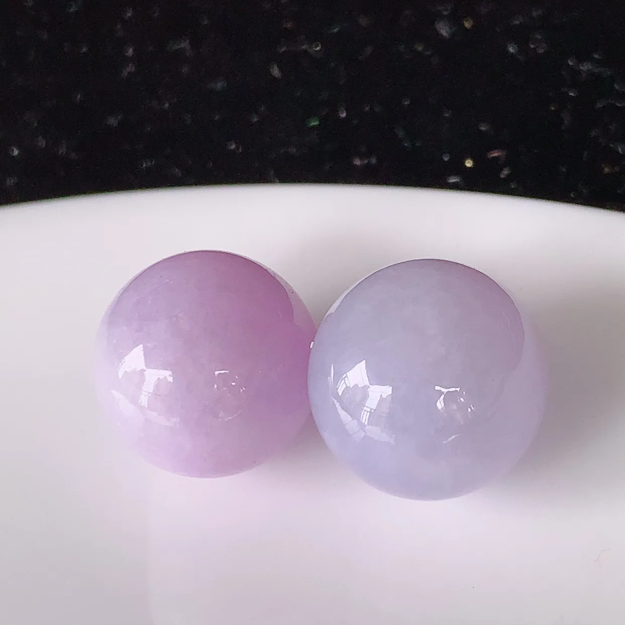 自然光实拍，紫罗兰翡翠一对圆珠、转运珠吊坠，寓意“时来运转，财源滚滚” 寓意佳，荧光灼灼，转运珠佩戴时尚优雅！#05.10尺寸12.6mm