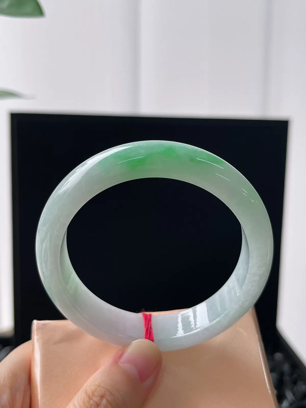 正圈56.4圈口，翡翠冰糯种飘绿手镯