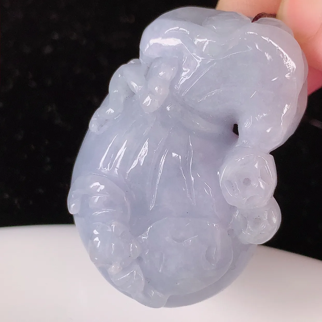 自然光实拍，紫罗兰翡翠招财钱袋子吊坠，寓意“代代有福，代代有财，腰缠万贯”玉质细腻，佩戴效果佳！#05.10