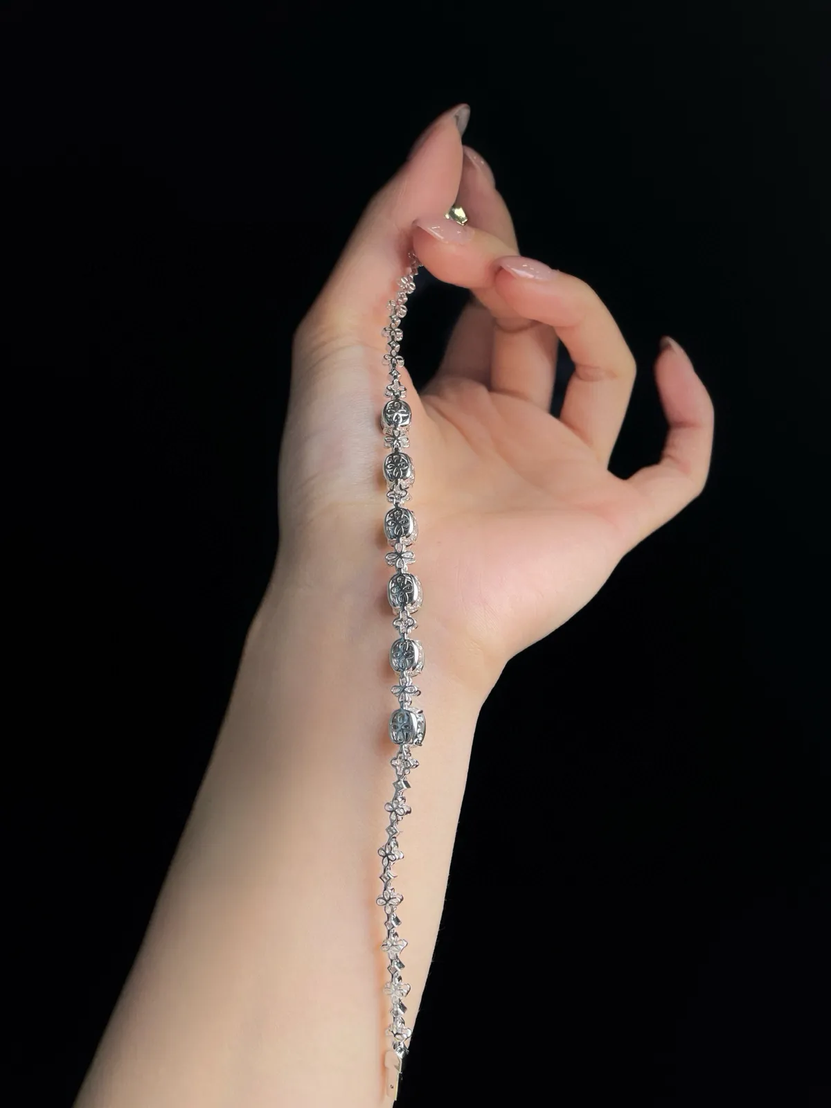 18k镶嵌 辣绿蛋面手链 6颗