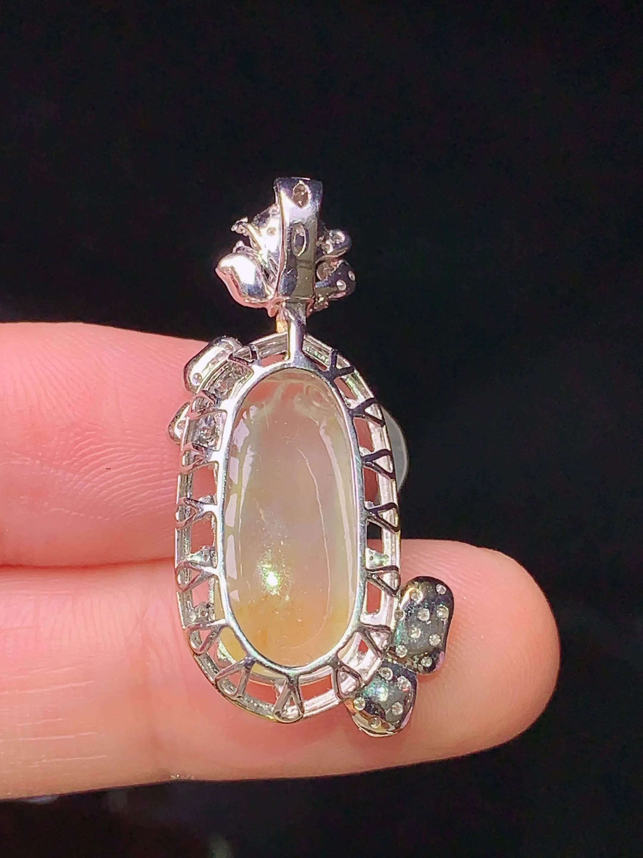 18k金钻镶嵌冰种黄翡福瓜吊坠 玉质细腻 色泽清新艳丽 整体尺寸31.8*16*7.7