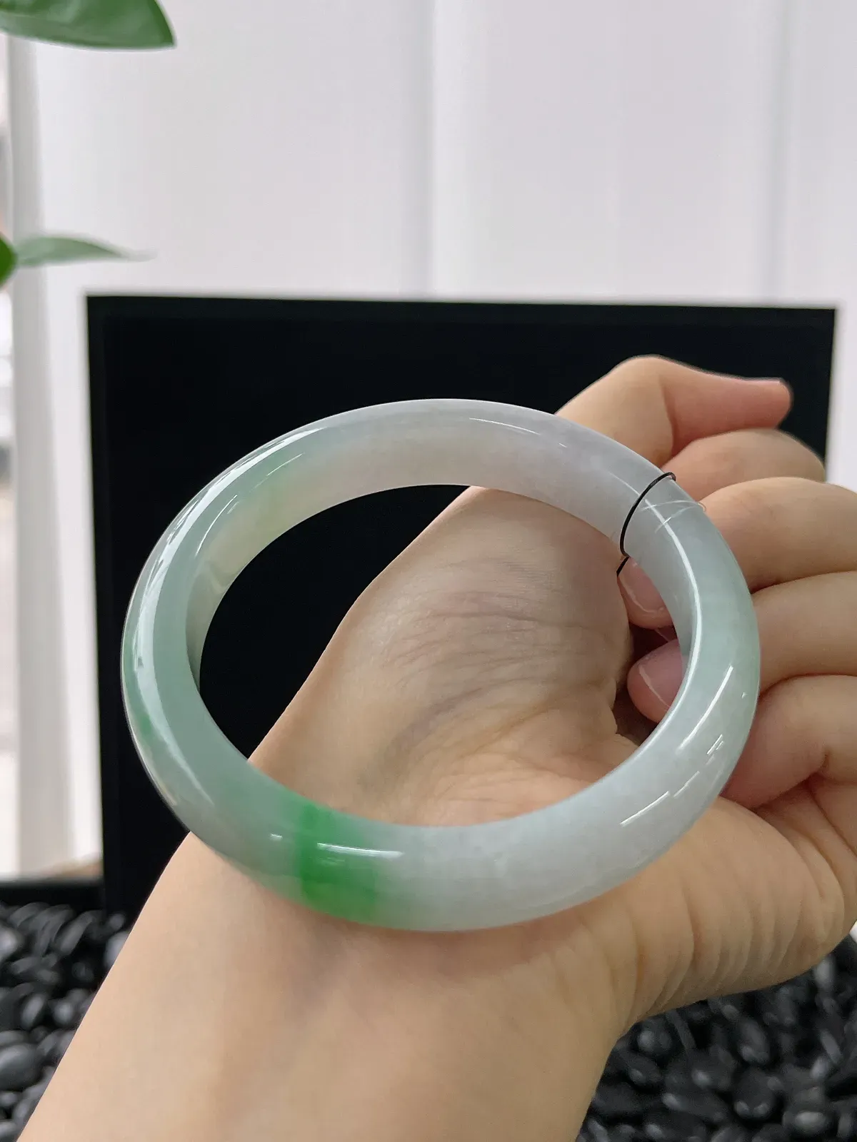 正圈57.7圈口，翡翠糯化种淡绿色手镯