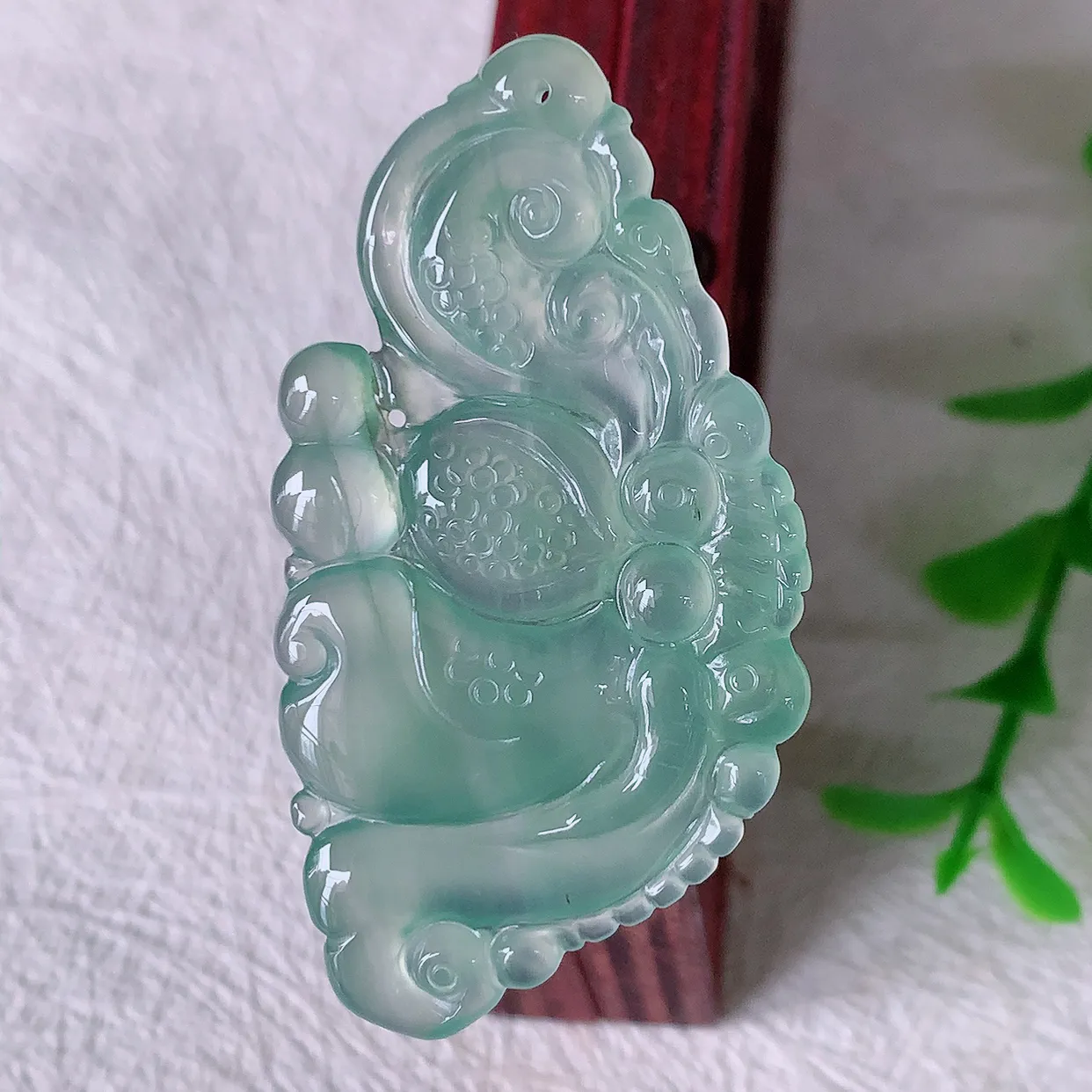 自然光实拍，冰种翡翠蝴蝶吊坠，翠色灵动，玉质细腻，颜色漂亮，品相佳，佩戴佳品！#01.10