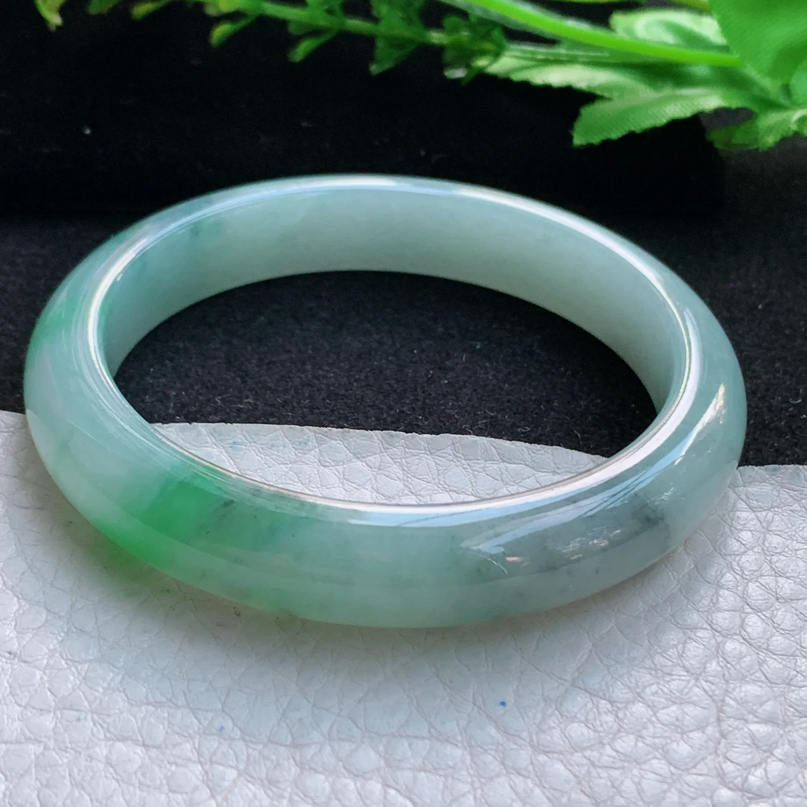 xx自然光56.5*11.6*8平安镯 缅甸翡翠a货精美三彩秀气宽边玉手镯 玉手环