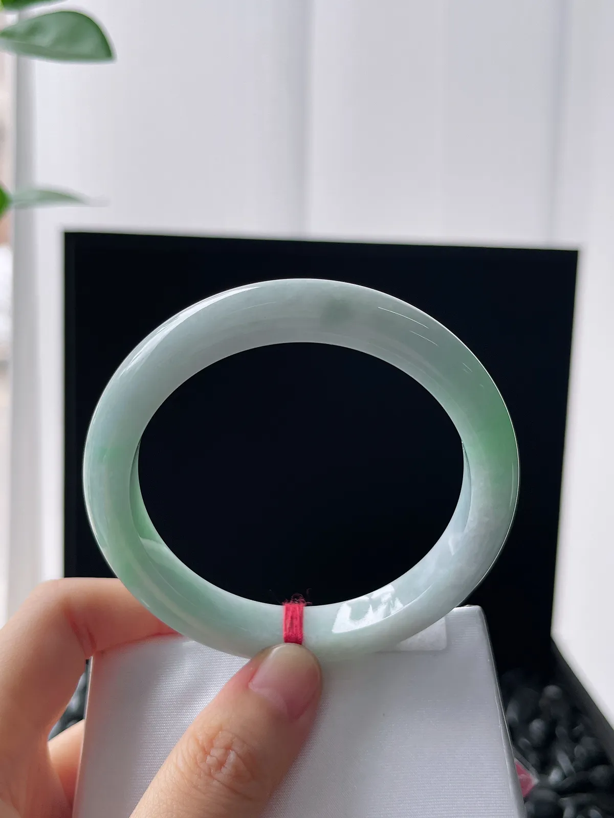 正圈57圈口，翡翠糯化种淡绿色手镯