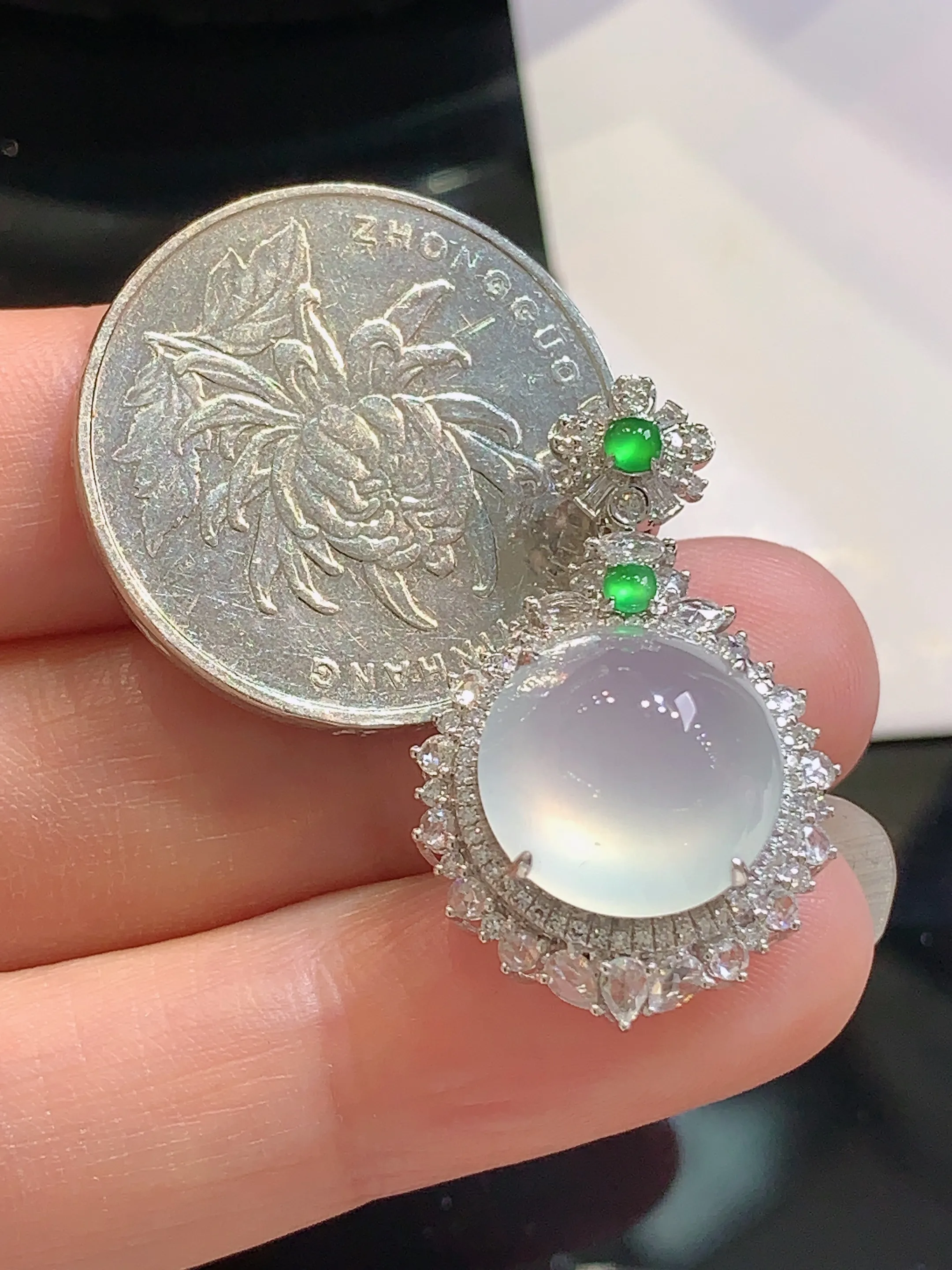 18k金钻镶嵌冰种蛋面吊坠 玉质细腻 色泽清新艳丽 整体尺寸29.2*17.8*12