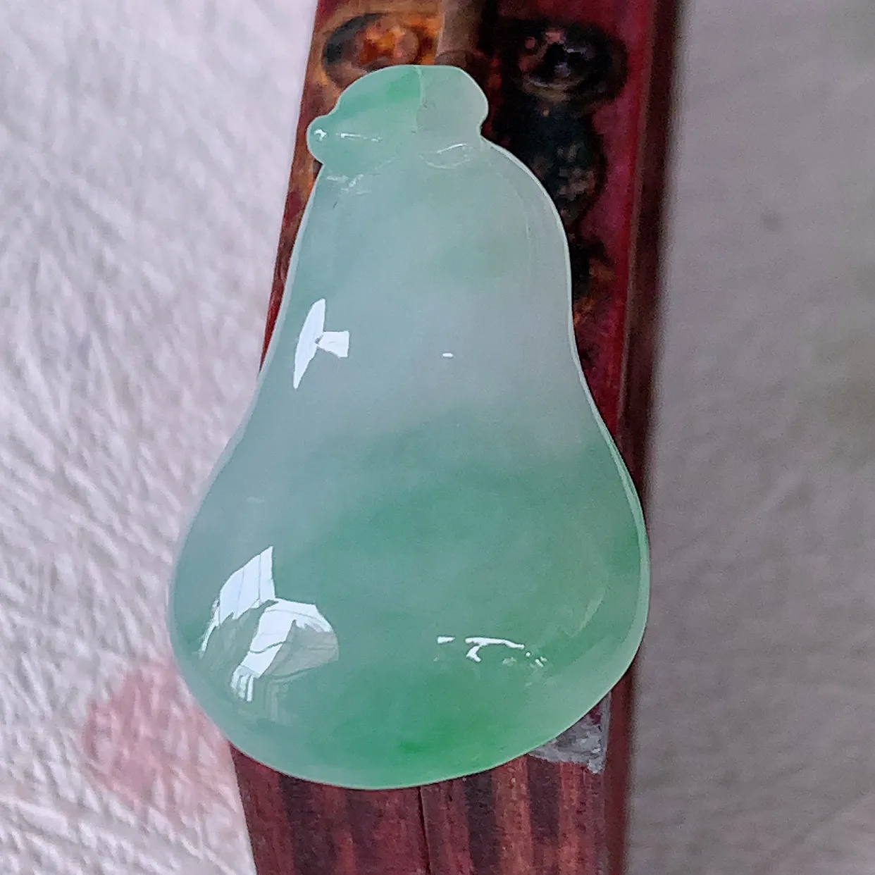 自然光实拍，冰种飘绿翡翠招财福瓜吊坠，精美饱满福瓜，种水足，形态圆润饱满，福相十足 ！#46.10