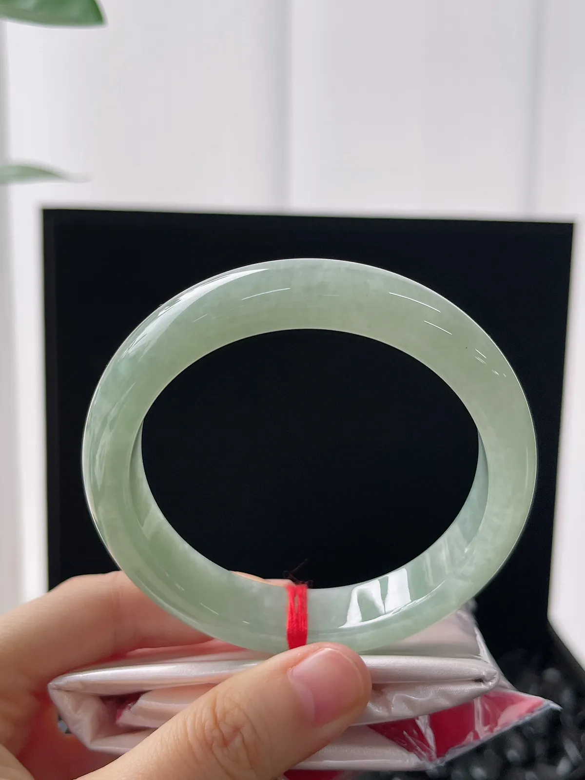 正圈58.5圈口，翡翠糯化种淡绿色手镯