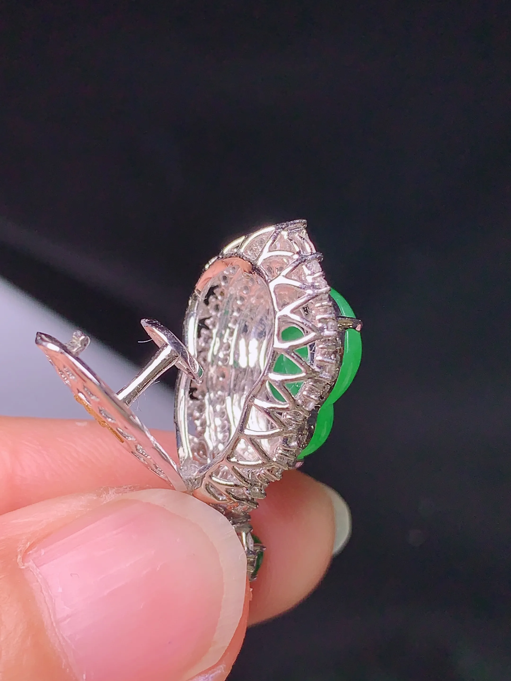 18k金钻镶嵌翠绿葫芦吊坠 玉质细腻 色泽清新艳丽 整体尺寸28*15*10.3