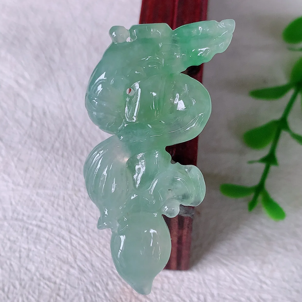 自然光实拍，冰种飘绿翡翠龙腾盛世、龙牌吊坠，种水好，雕工立体精致，佩戴霸气时尚！#01.10