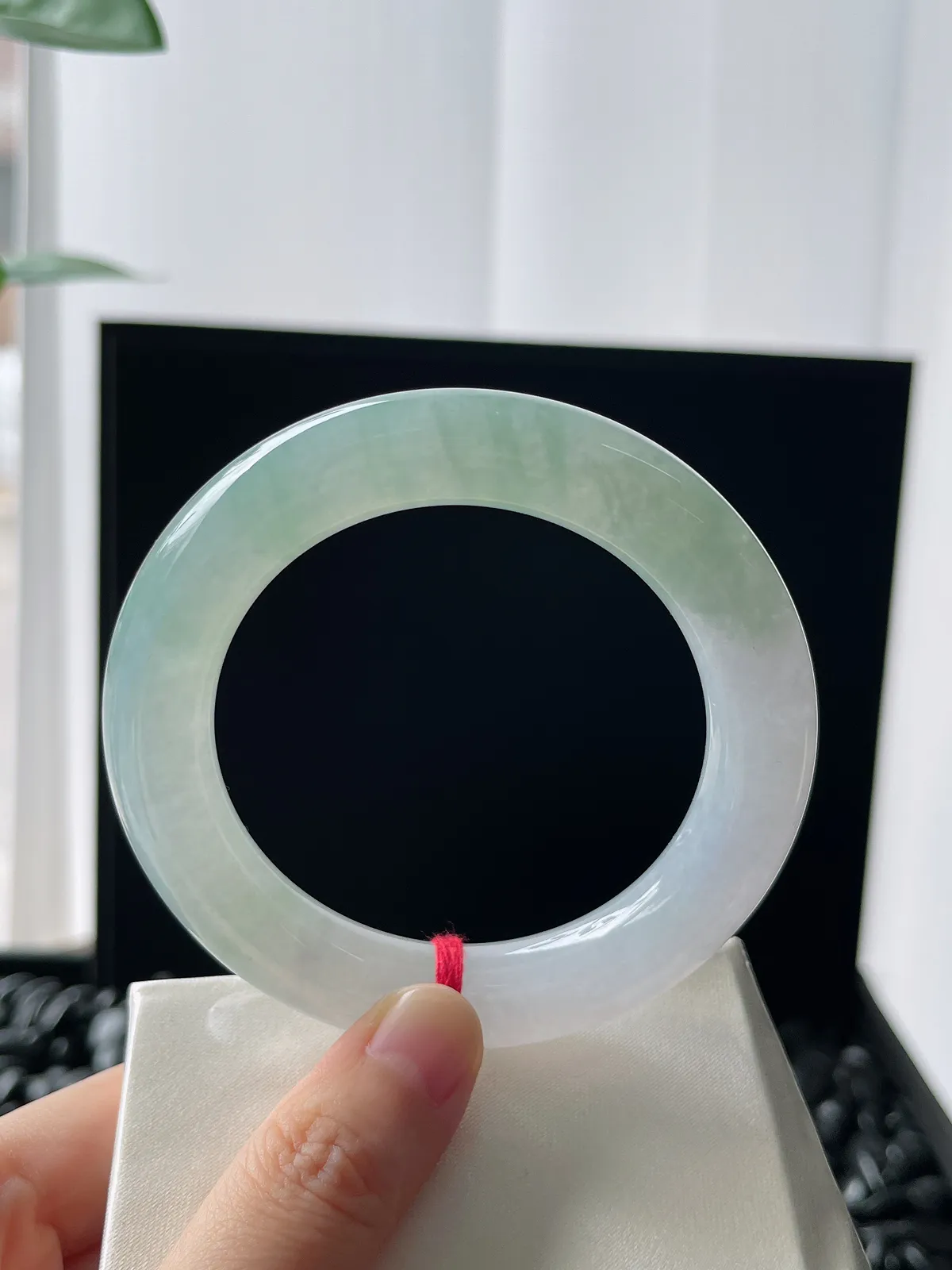 圆镯55圈口，翡翠冰糯种浅绿色手镯