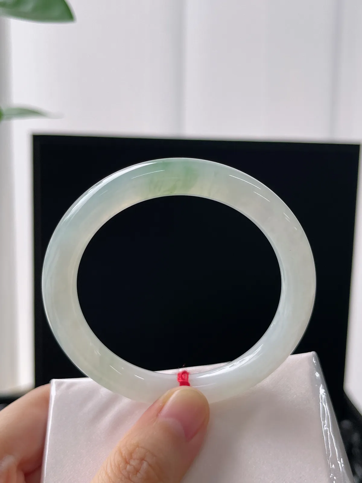 圆镯52.1圈口，翡翠冰糯种飘绿手镯