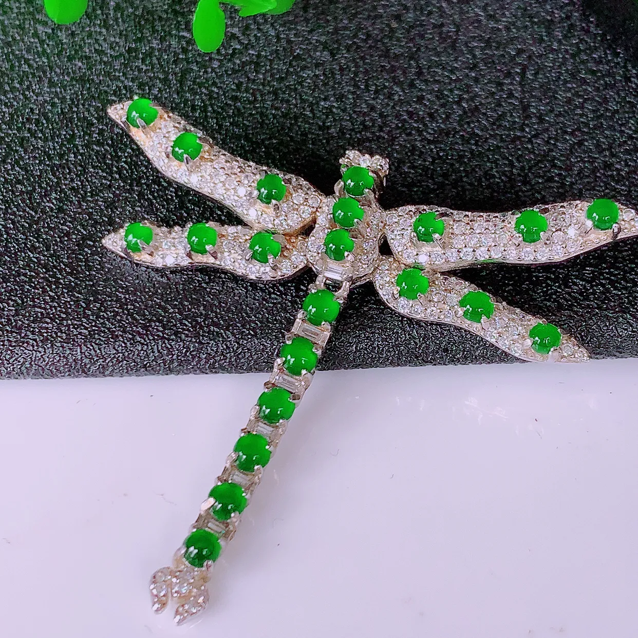 冰透满绿翡翠925银镶嵌蜻蜓胸针，自然光实拍，翠色灵动，颜色漂亮，种老水足，品相佳，佩戴佳品！#97.10整体45.5-37-8裸石2*2