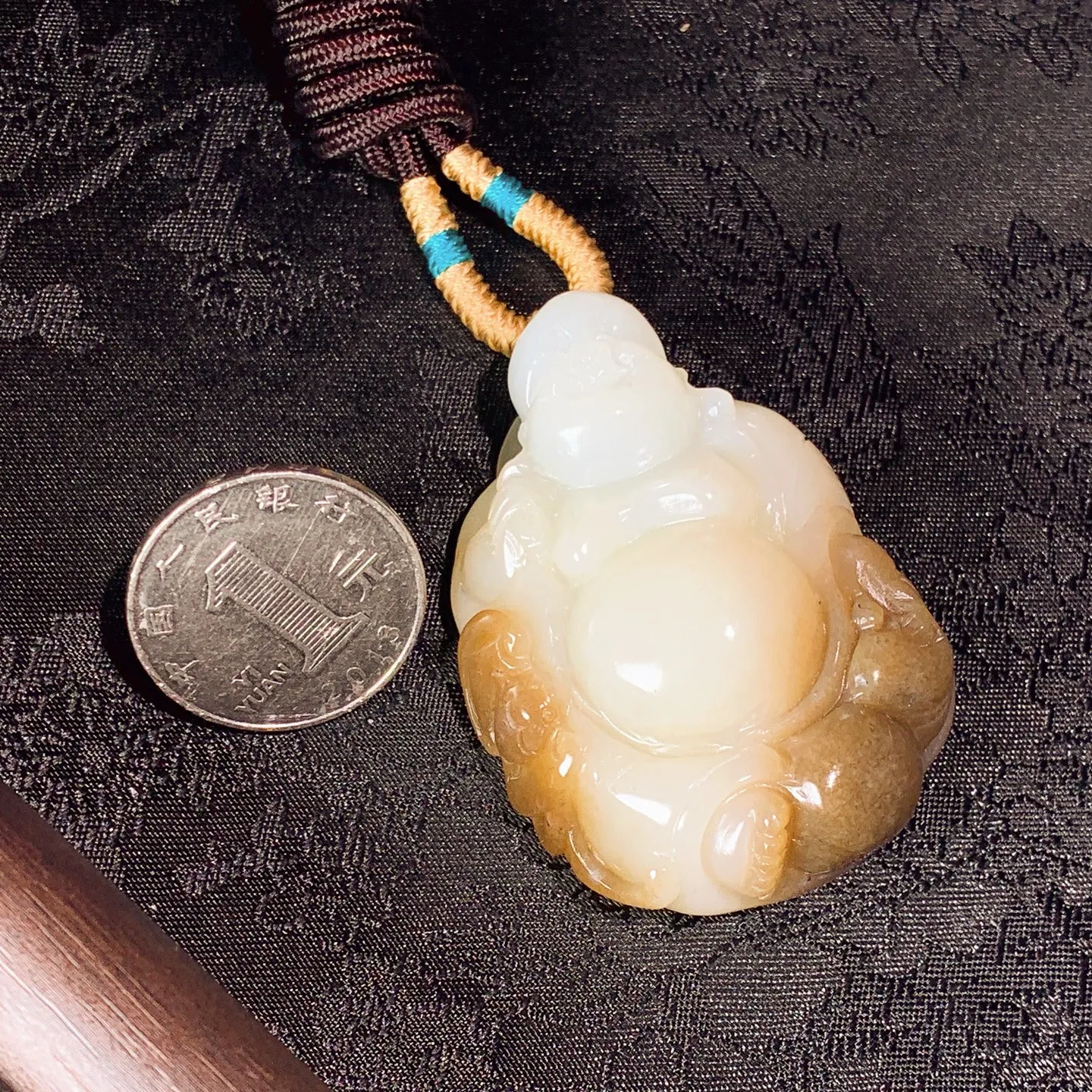 新疆和田玉且末糖佛引福来挂件。尺寸57/40/23重69.5克。白度一级。玉质细腻油润。手推出油。佩戴高端典雅。lt251111