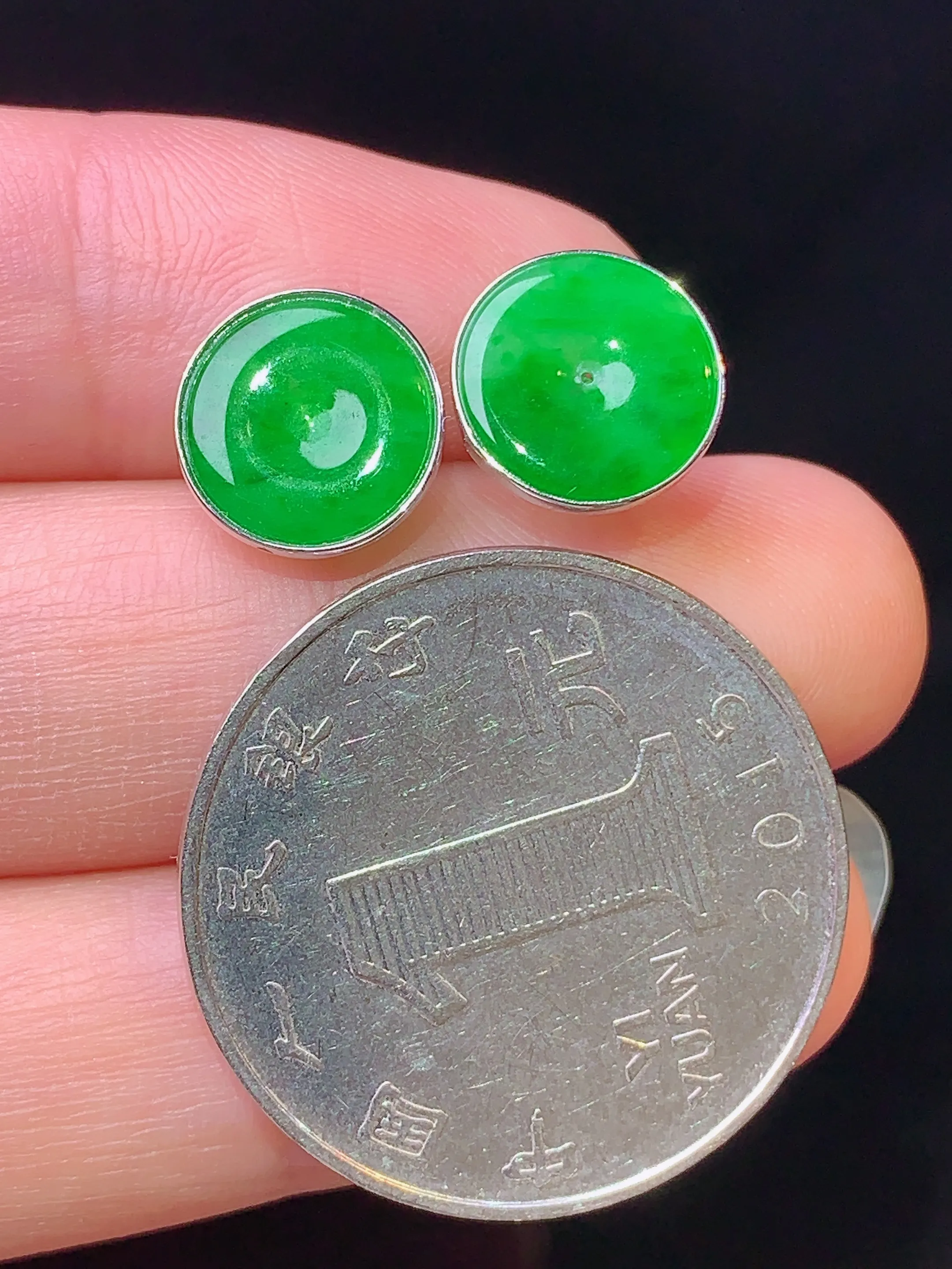 18k金镶嵌翠绿平安扣吊坠 玉质细腻 色泽清新艳丽 整体尺寸10*2