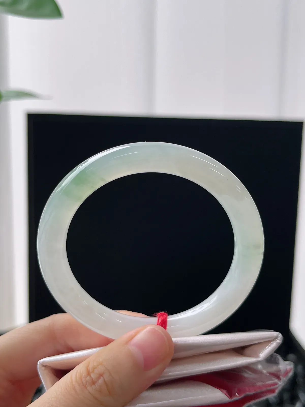 圆镯52.1圈口，翡翠冰糯种飘绿手镯