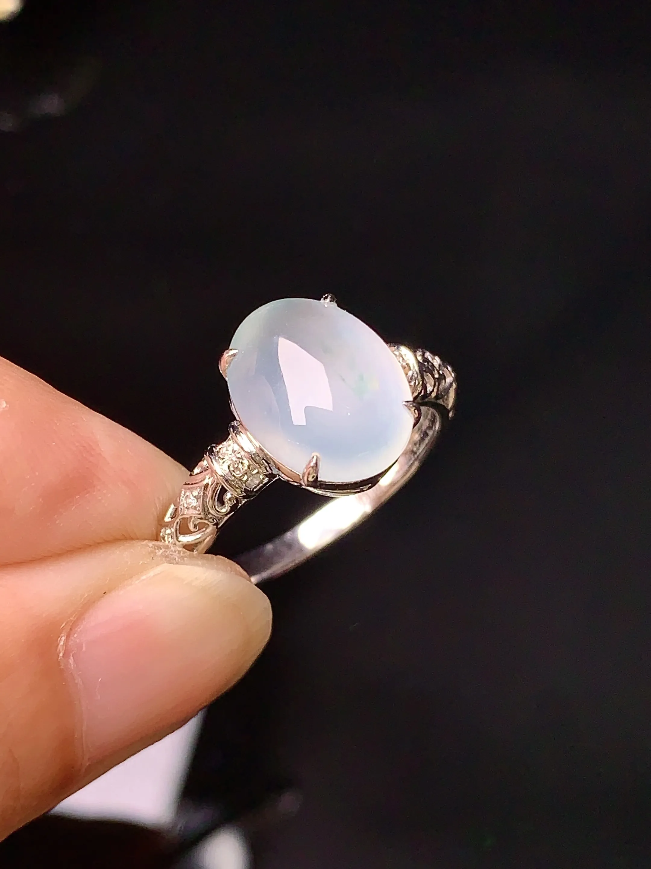 18k金钻镶嵌冰种蛋面戒指 玉质细腻 色泽清新艳丽 圈口14 裸石尺寸11*8.6*4.6