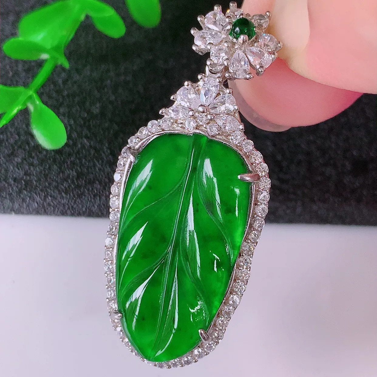 冰透满绿翡翠925银镶嵌叶子吊坠，自然光实拍，翠色灵动，颜色漂亮，种老水足，品相佳，佩戴佳品！#97.10整体39.5-16.5-7.5裸石23.5*11