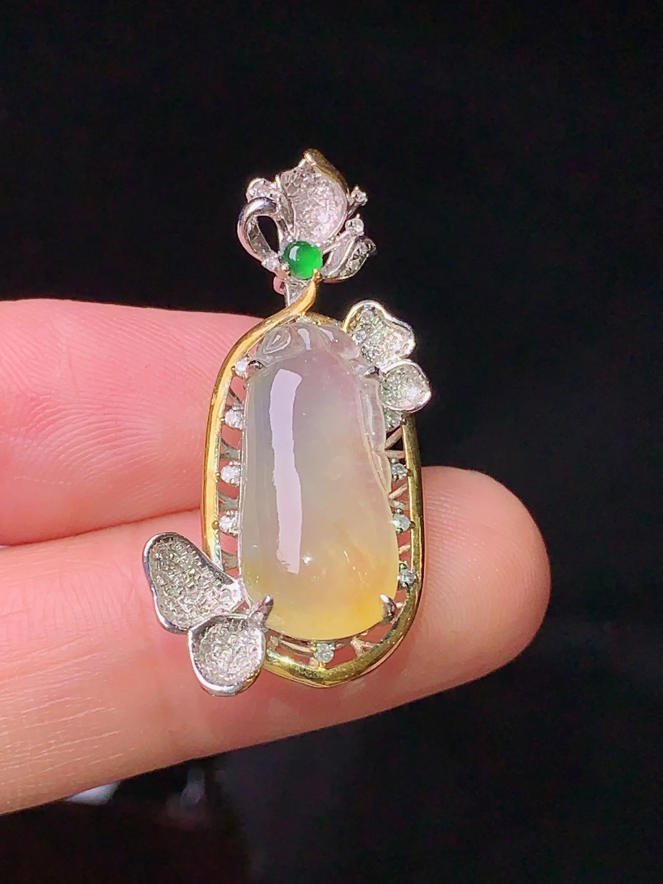 18k金钻镶嵌冰种黄翡福瓜吊坠 玉质细腻 色泽清新艳丽 整体尺寸31.8*16*7.7