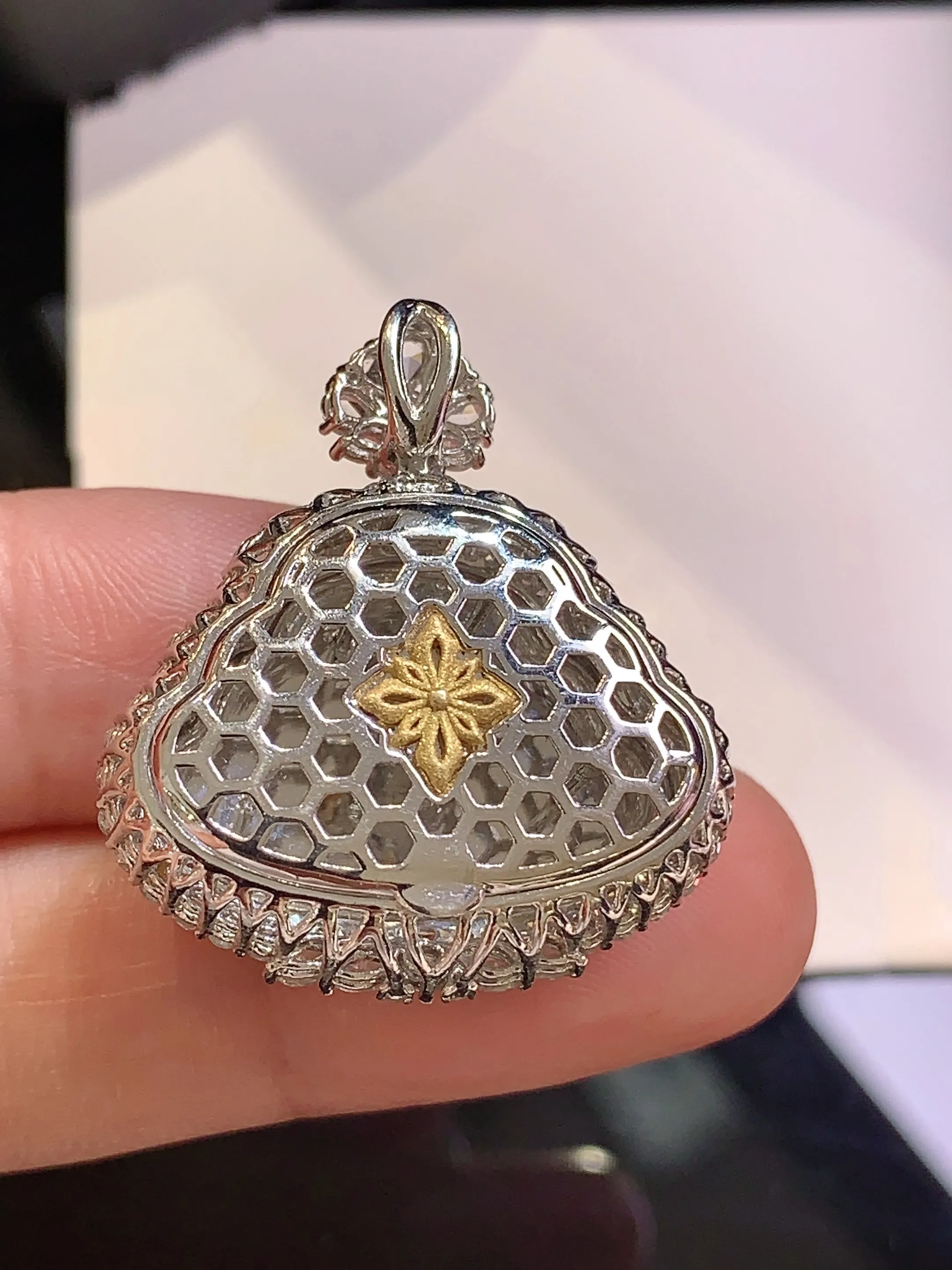 18k金钻镶嵌冰种佛公吊坠 玉质细腻 色泽清新艳丽 整体尺寸28.3*25.5*12