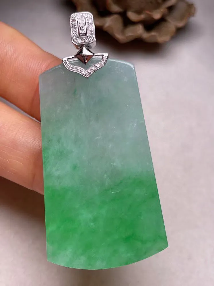 冰糯种飘绿平安无事牌吊坠、真金真钻镶嵌，种水好，玉质细腻 .裸石尺寸 44.0*25.0