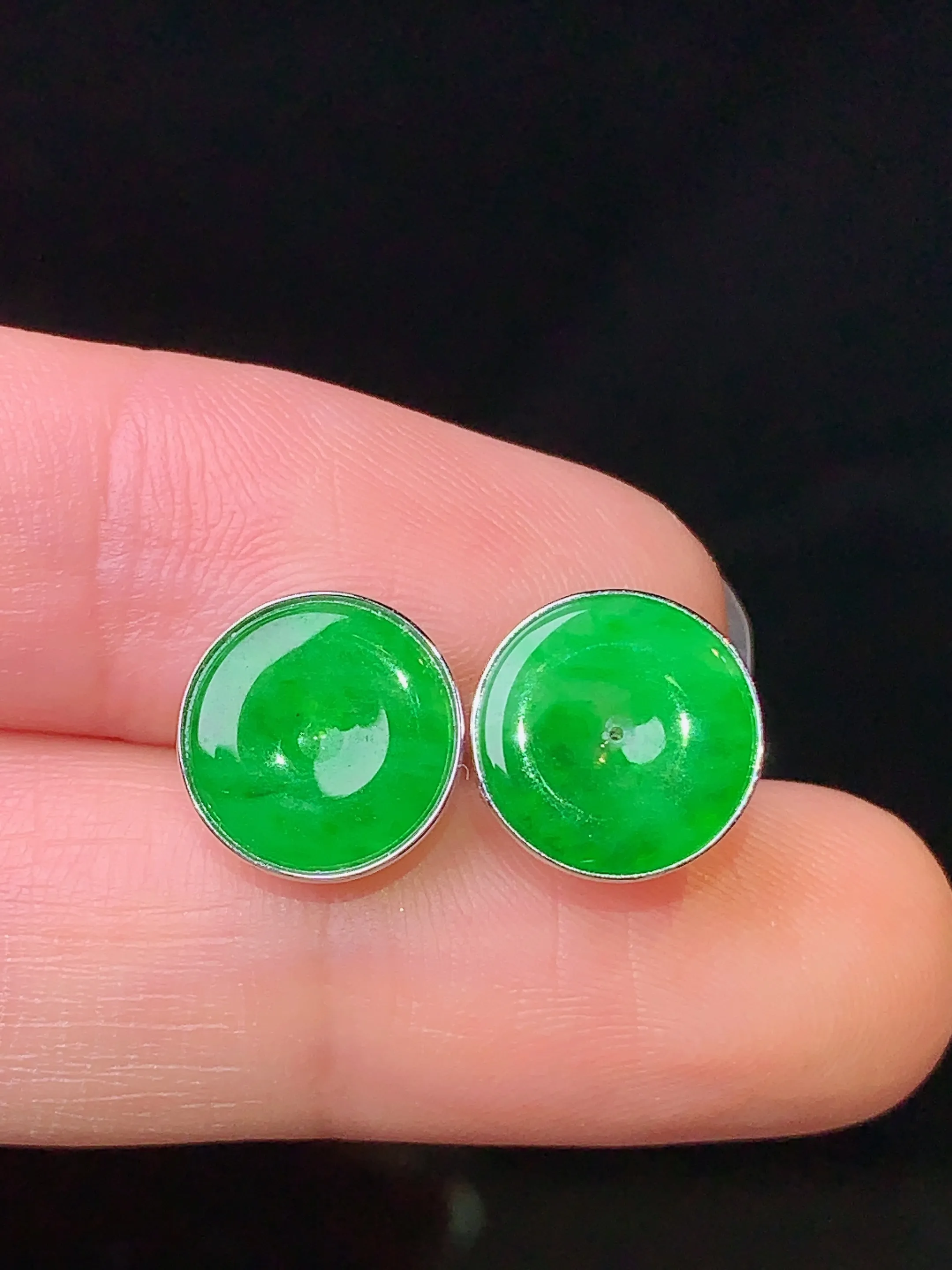 18k金镶嵌翠绿平安扣吊坠 玉质细腻 色泽清新艳丽 整体尺寸10*2