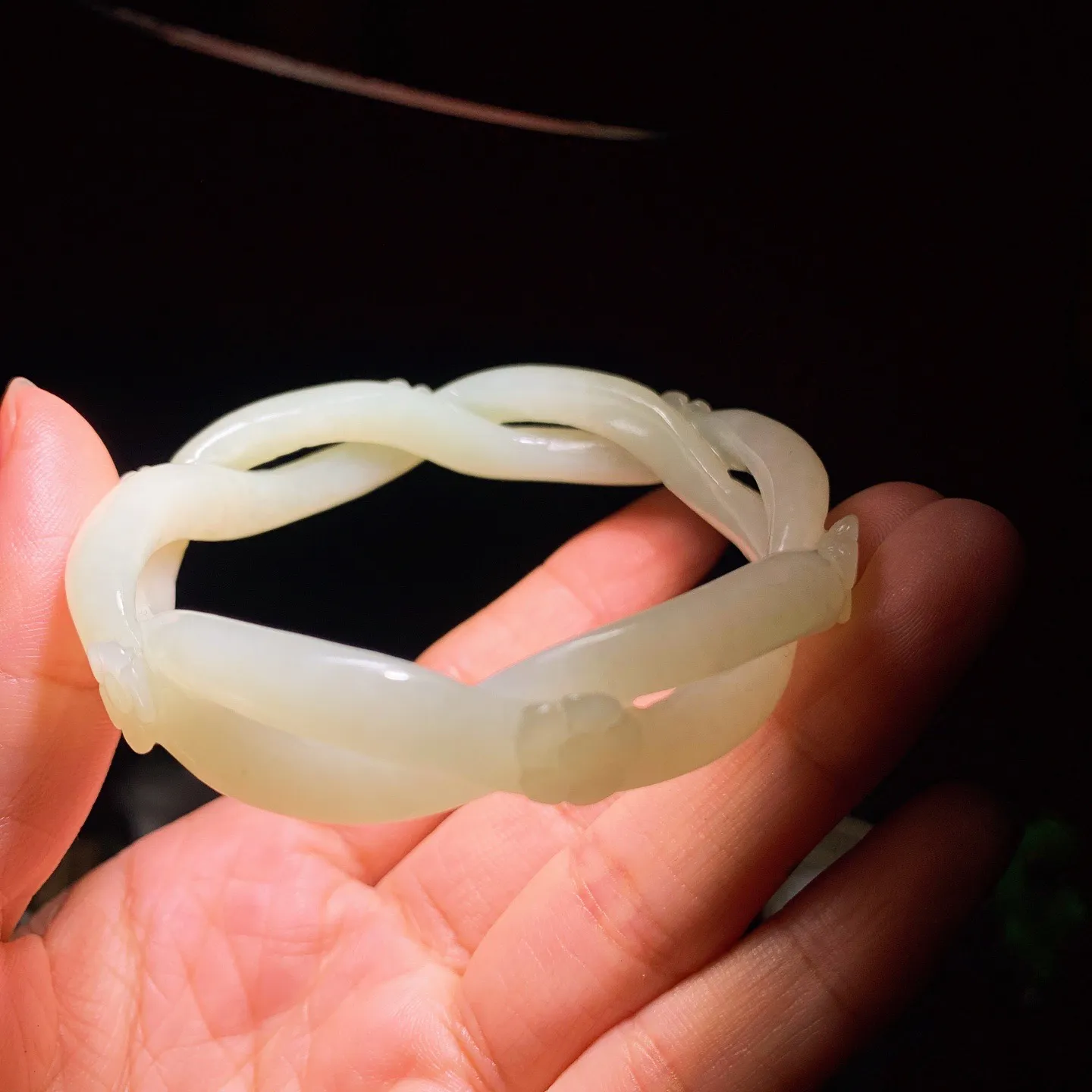 57圈口新疆和田玉白玉花开富贵手镯。57圈口条宽10厚8重34.5克。玉质细腻油润。手推出油。佩戴高端典雅。lt251111