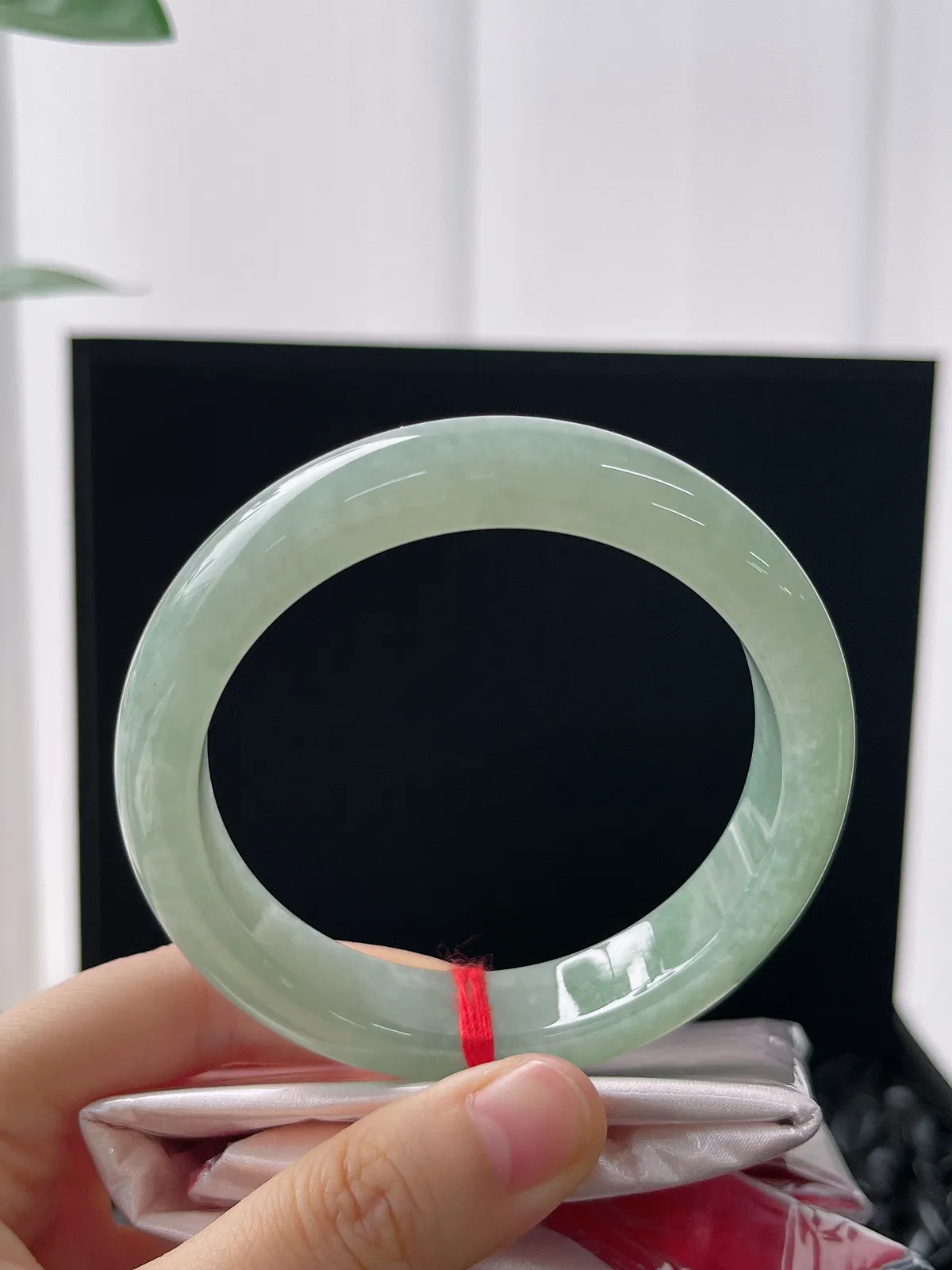 正圈58.5圈口，翡翠糯化种淡绿色手镯